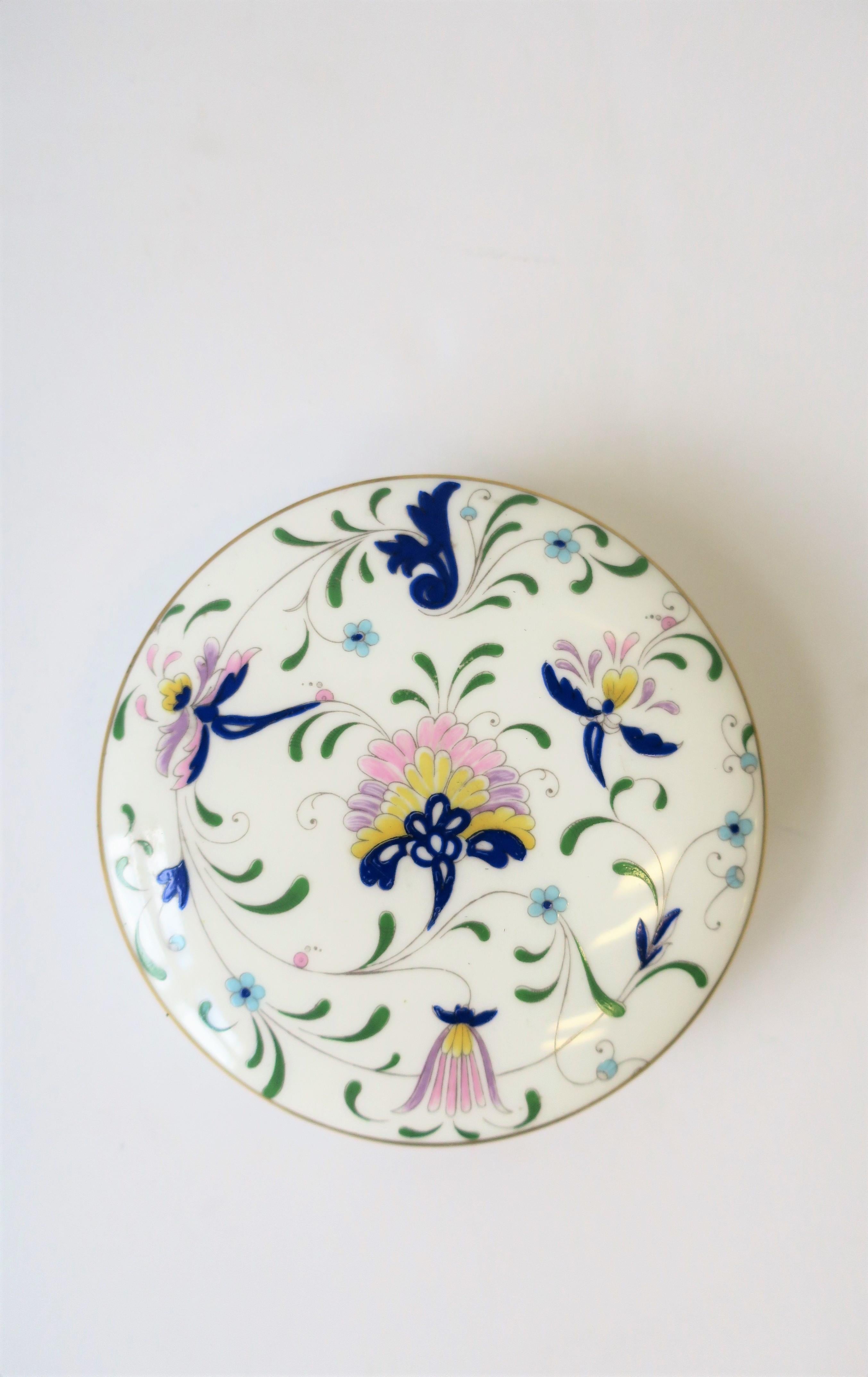 Englische runde Schmuckschatulle aus blauem und weißem Porzellan (20. Jahrhundert) im Angebot
