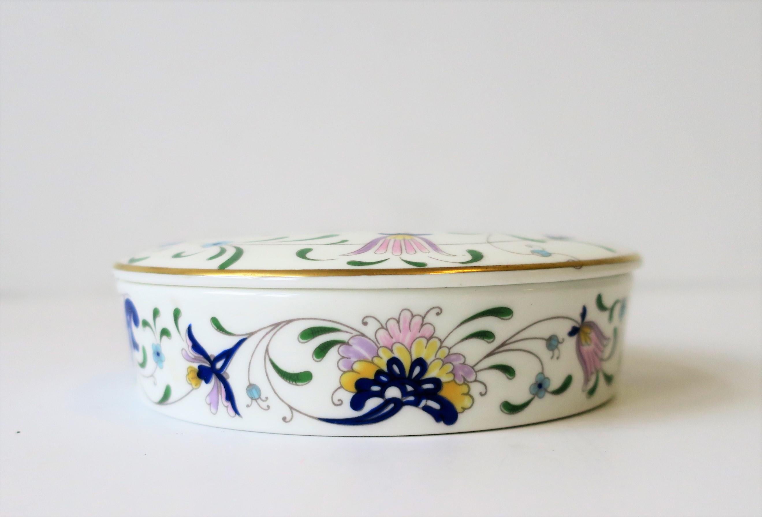 20th Century English Blue and White Porcelain Round Jewelry Box For Sale