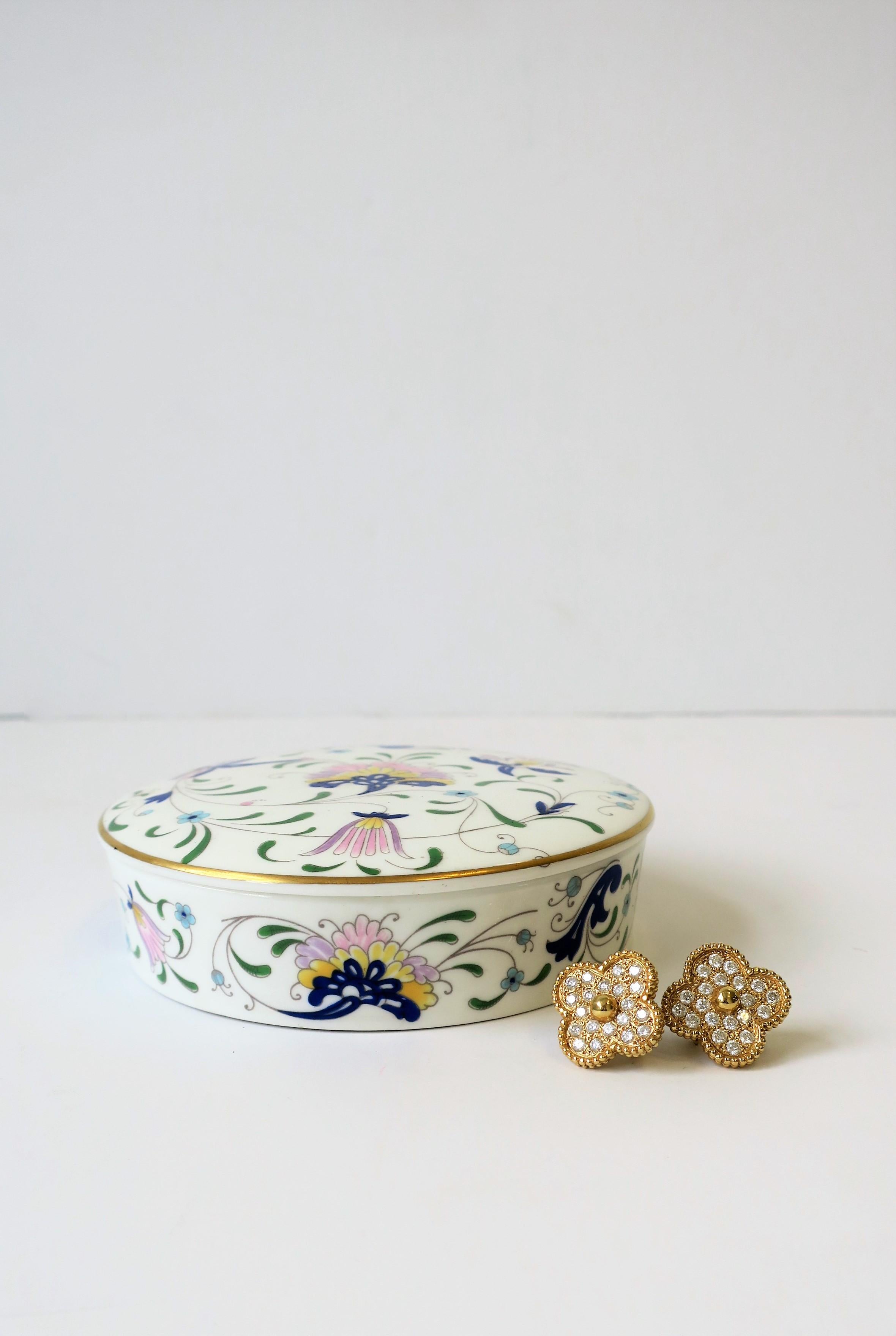 Boîte à bijoux ronde en porcelaine bleue et blanche anglaise en vente 1