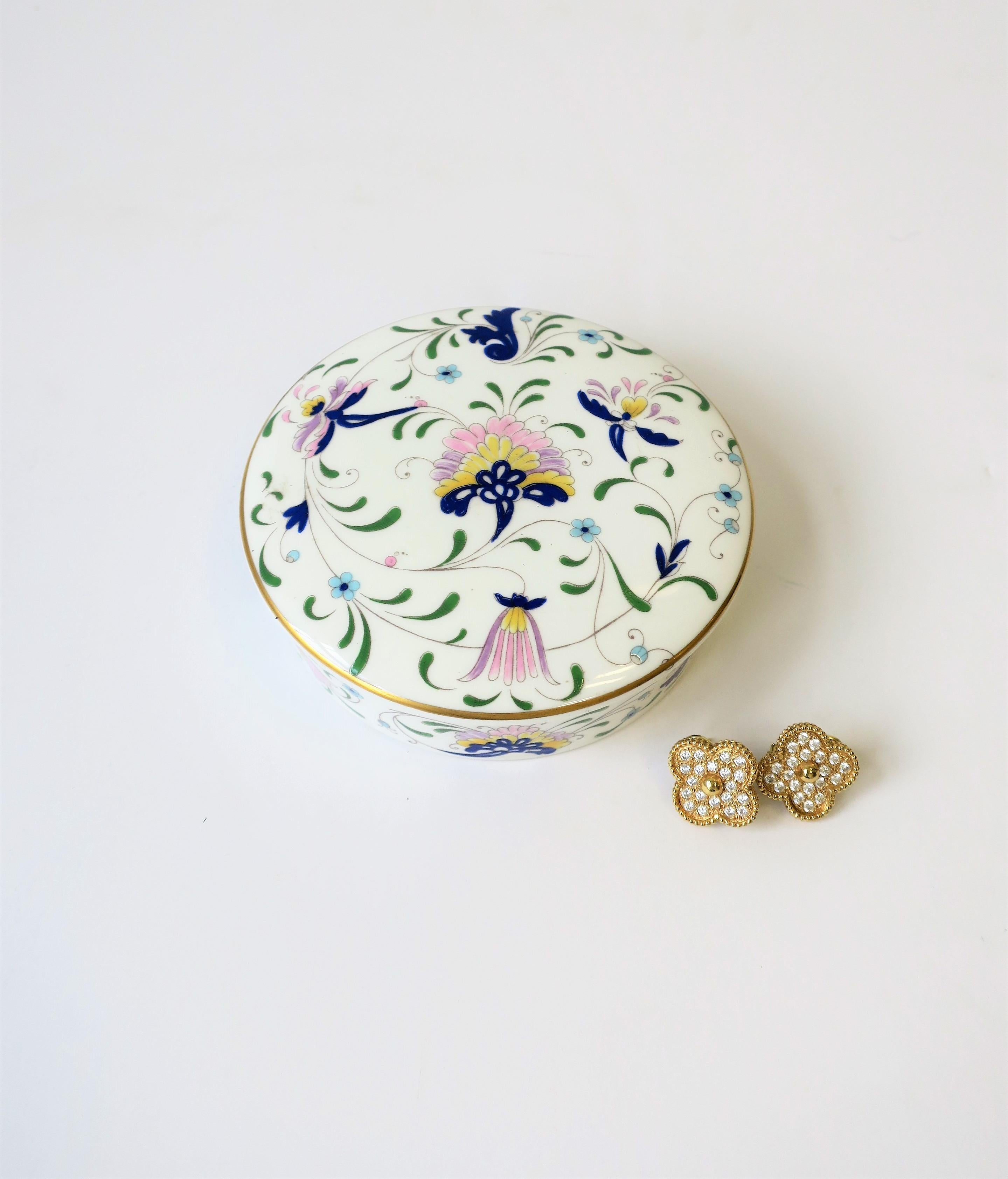 Boîte à bijoux ronde en porcelaine bleue et blanche anglaise en vente 2