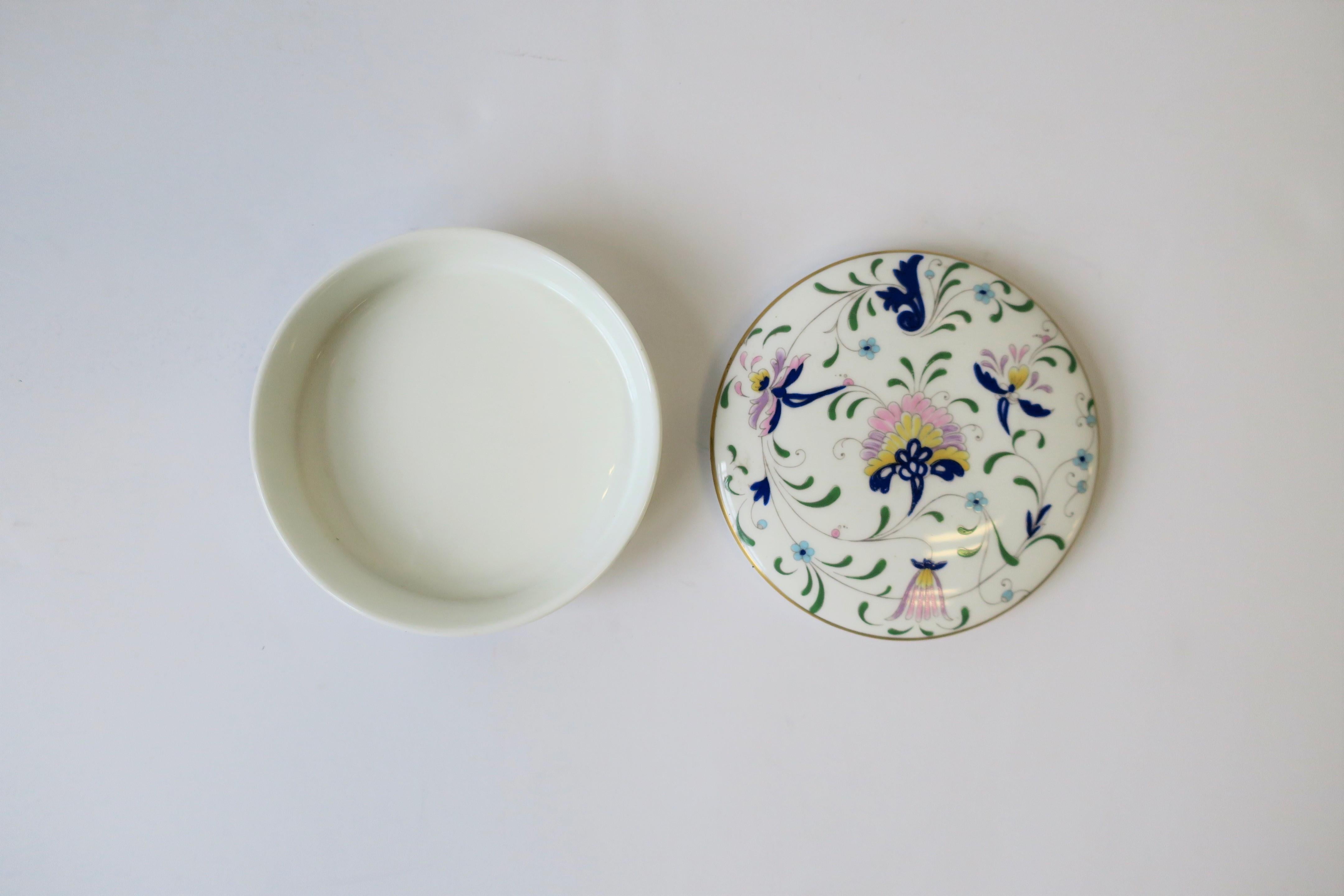 Boîte à bijoux ronde en porcelaine bleue et blanche anglaise en vente 3