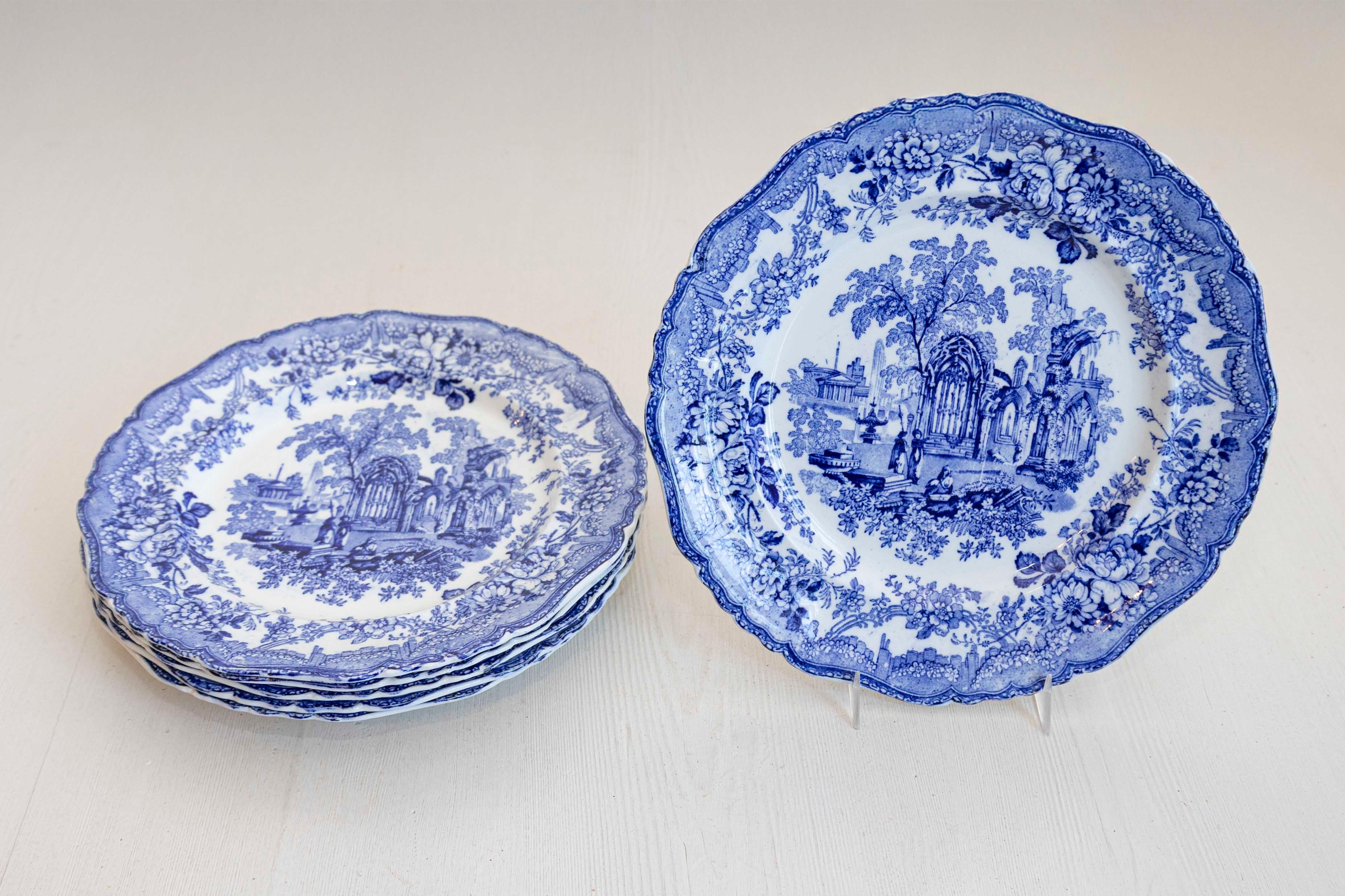Six assiettes à dîner en transferware bleu et blanc anglais du 19e siècle, avec des motifs de ruines gothiques, vendues individuellement. Nées en Angleterre au cours du XIXe siècle, chacune de ces six assiettes à dîner bleues et blanches est ornée