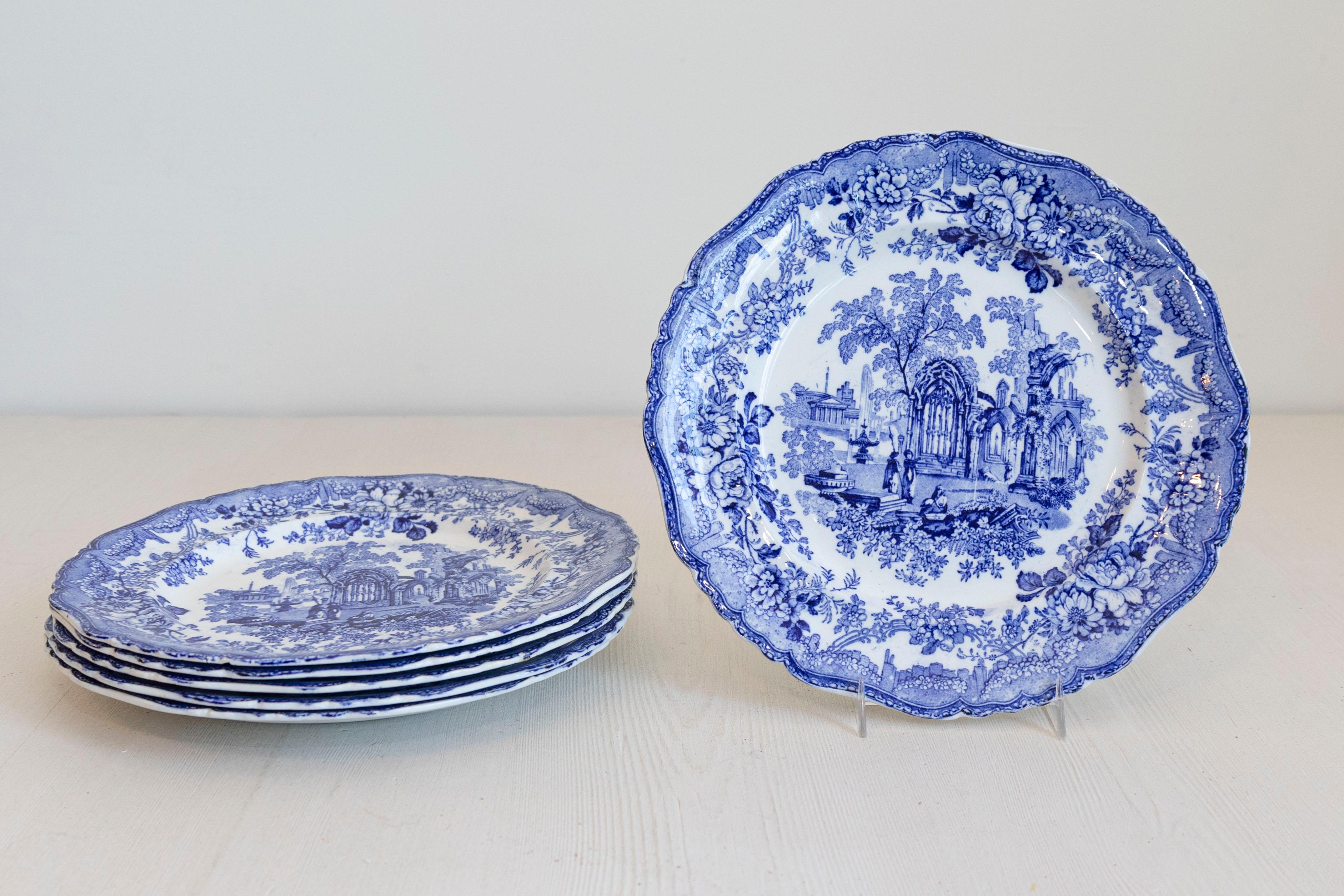 Anglais Assiettes de transfert anglaises bleues et blanches avec motifs de ruines gothiques, 19e siècle en vente