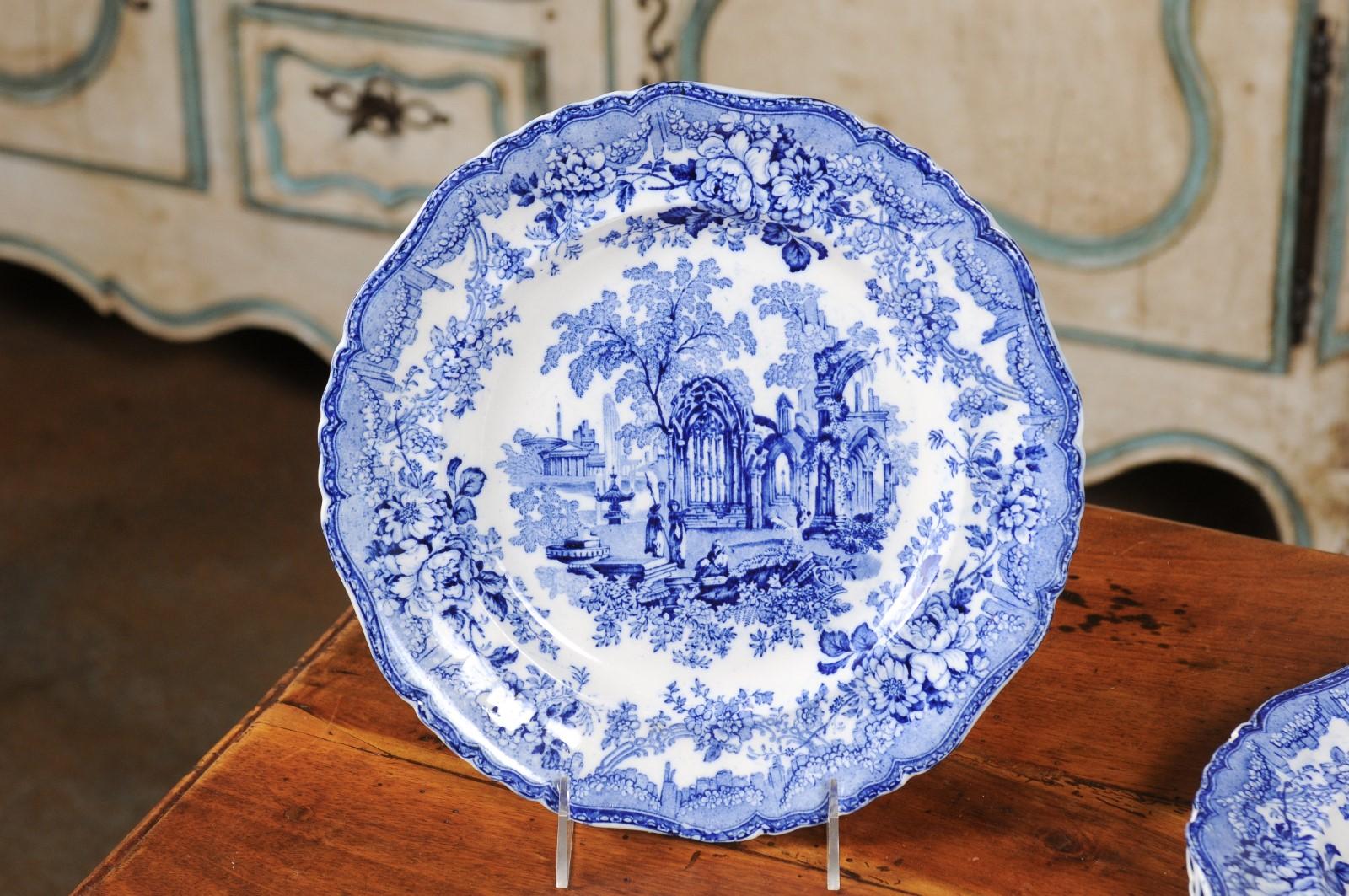 Assiettes de transfert anglaises bleues et blanches avec motifs de ruines gothiques, 19ème siècle Bon état - En vente à Atlanta, GA