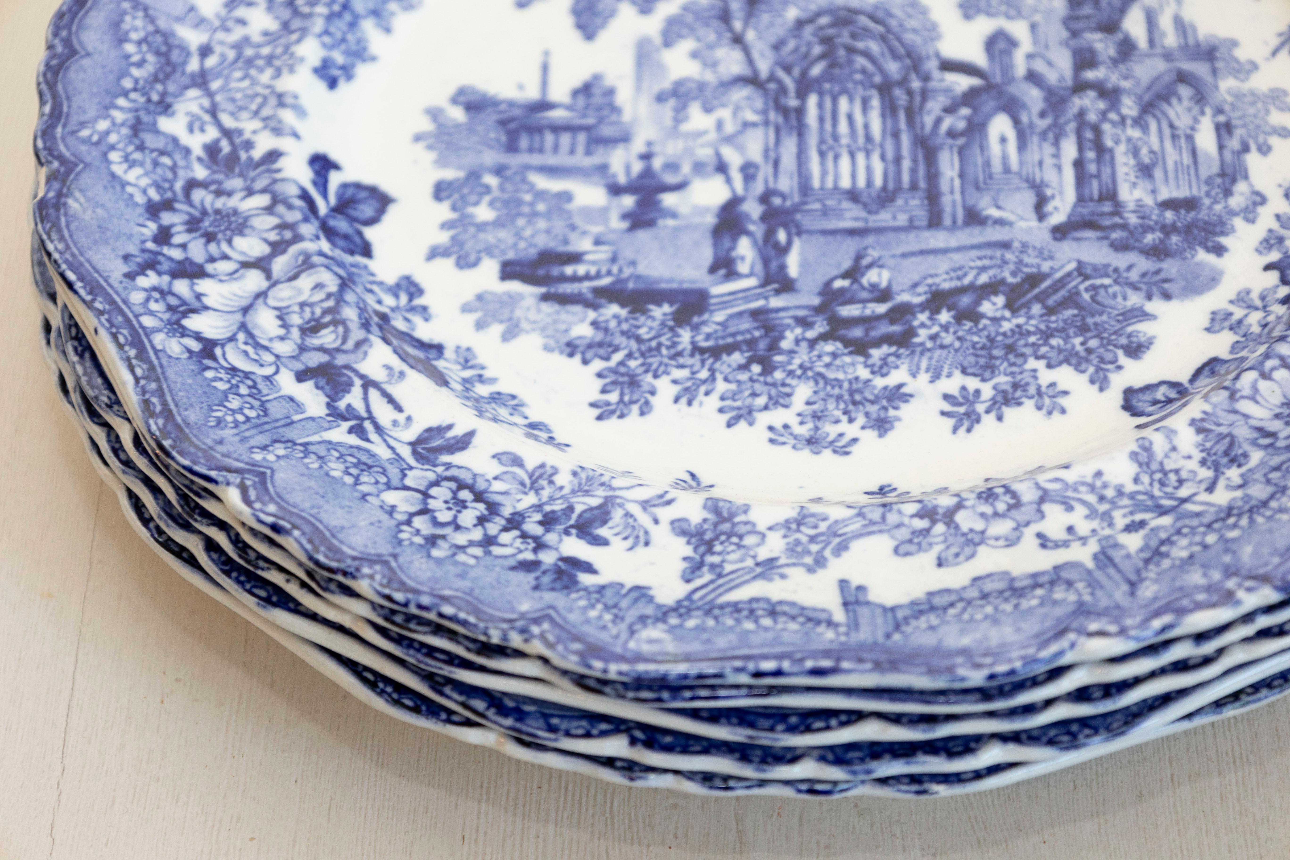 Assiettes de transfert anglaises bleues et blanches avec motifs de ruines gothiques, 19e siècle Bon état - En vente à Atlanta, GA