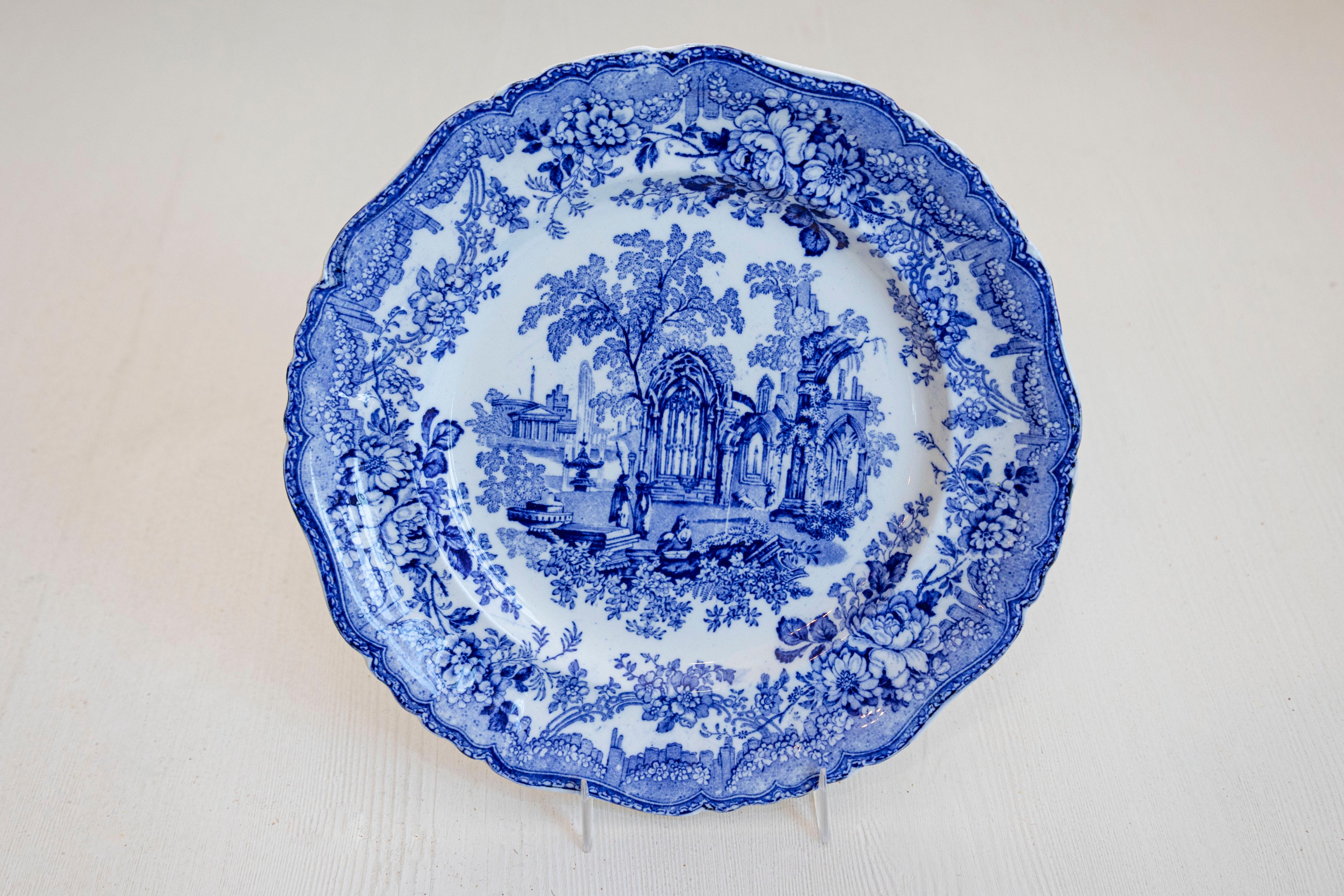 XIXe siècle Assiettes de transfert anglaises bleues et blanches avec motifs de ruines gothiques, 19e siècle en vente