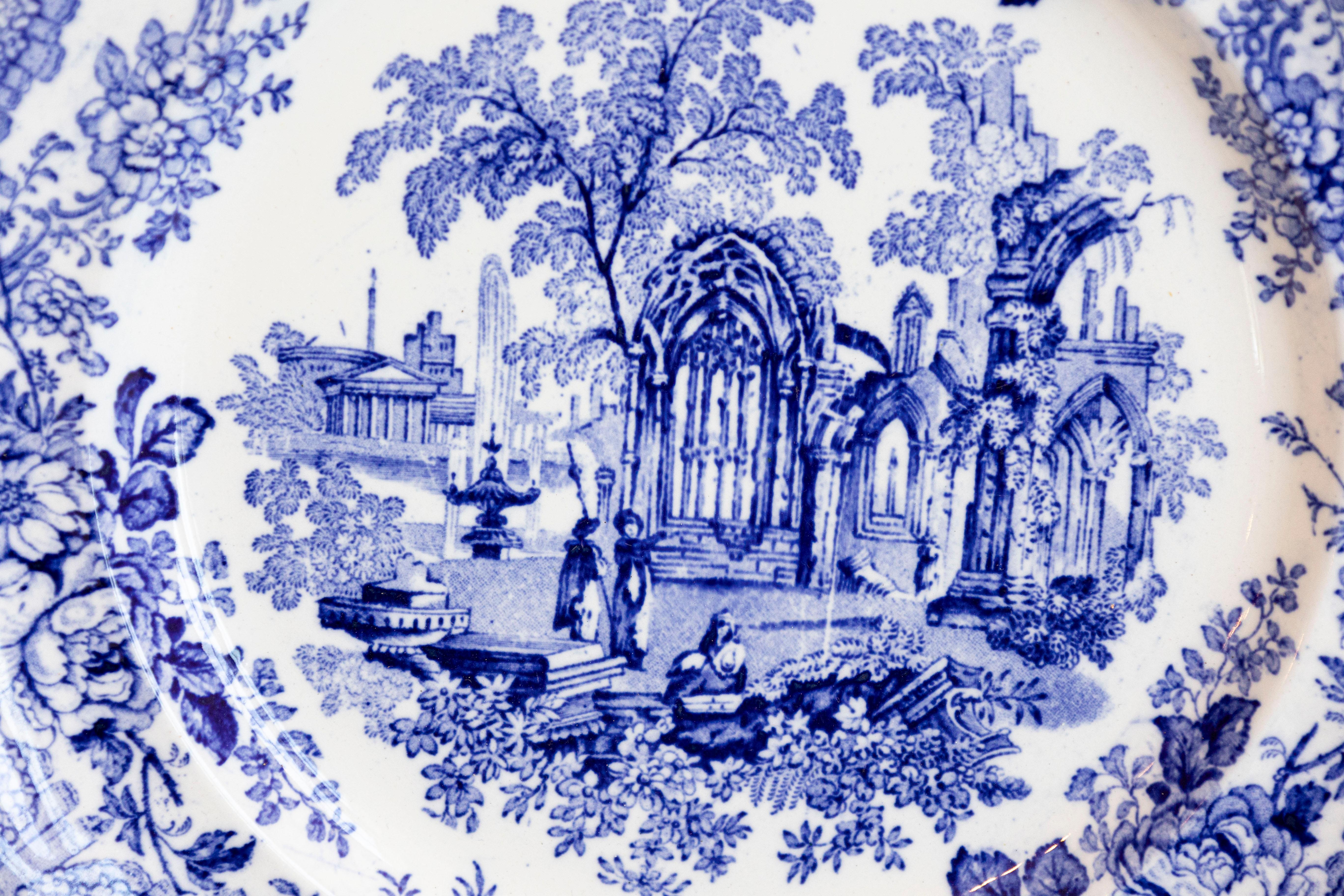 Céramique Assiettes de transfert anglaises bleues et blanches avec motifs de ruines gothiques, 19e siècle en vente