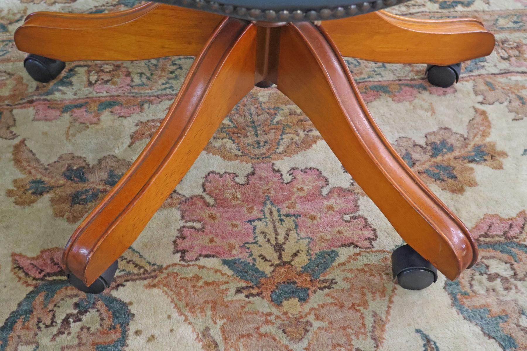 Silla de Capitán de Piel Acolchada Estilo Chesterfield Azul Inglés Silla de Oficina en venta 4