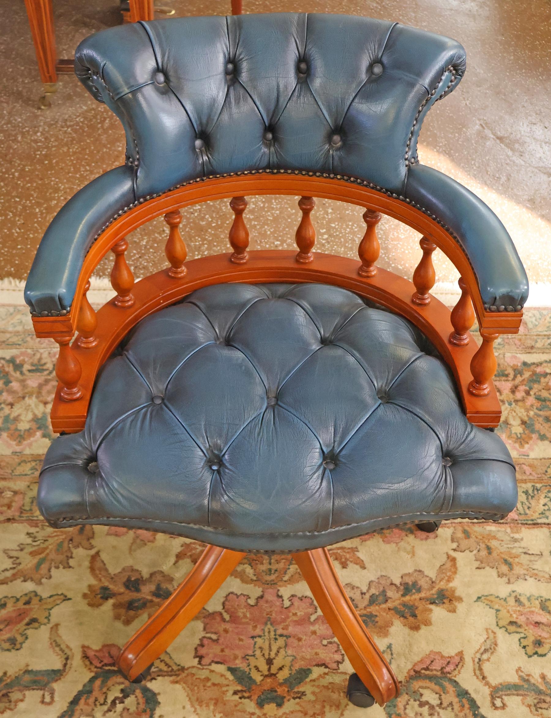 Silla de Capitán de Piel Acolchada Estilo Chesterfield Azul Inglés Silla de Oficina

Dimensiones : 32,5