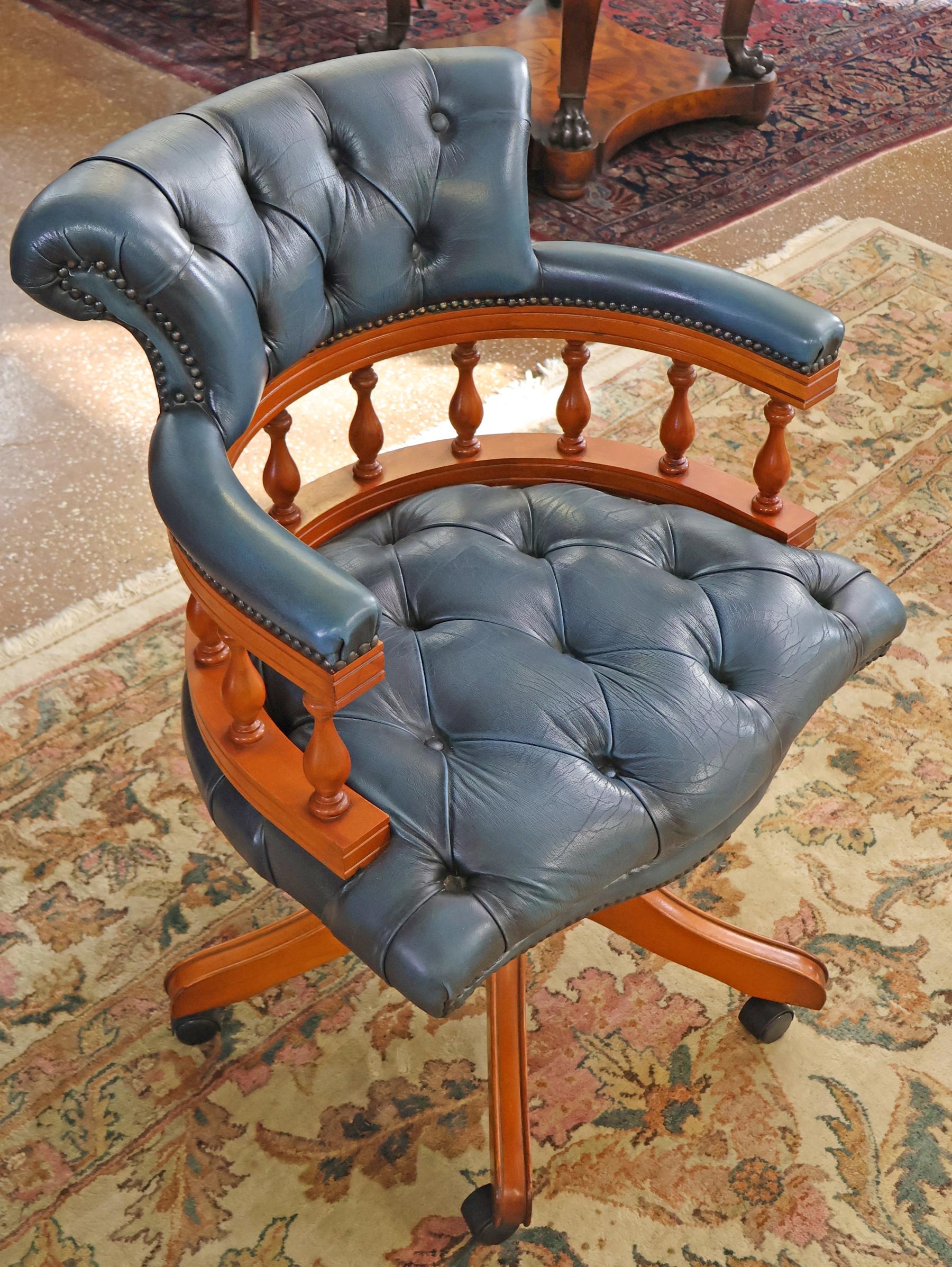 Silla de Capitán de Piel Acolchada Estilo Chesterfield Azul Inglés Silla de Oficina Británico en venta