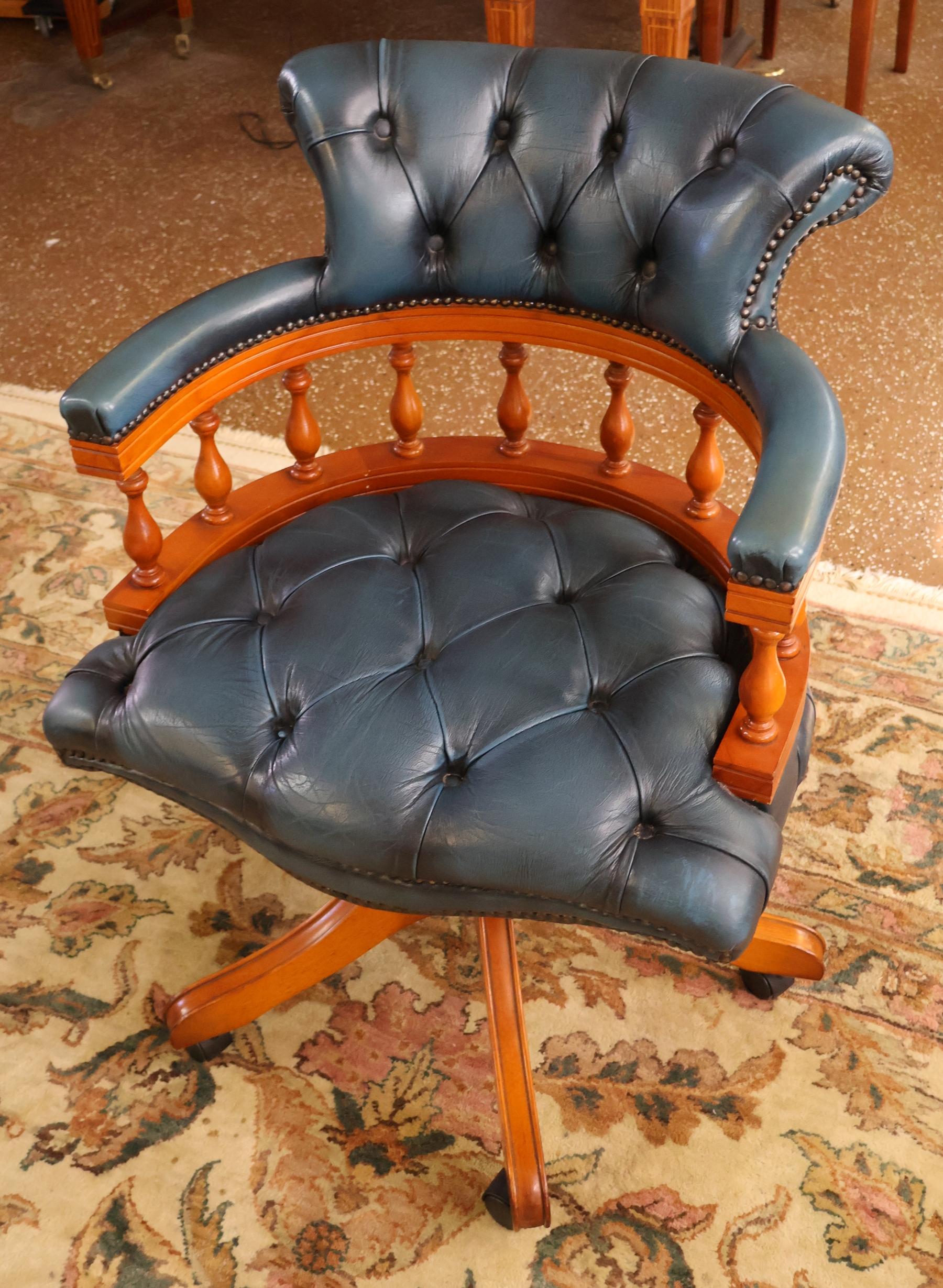 Silla de Capitán de Piel Acolchada Estilo Chesterfield Azul Inglés Silla de Oficina en Bueno estado para la venta en Long Branch, NJ