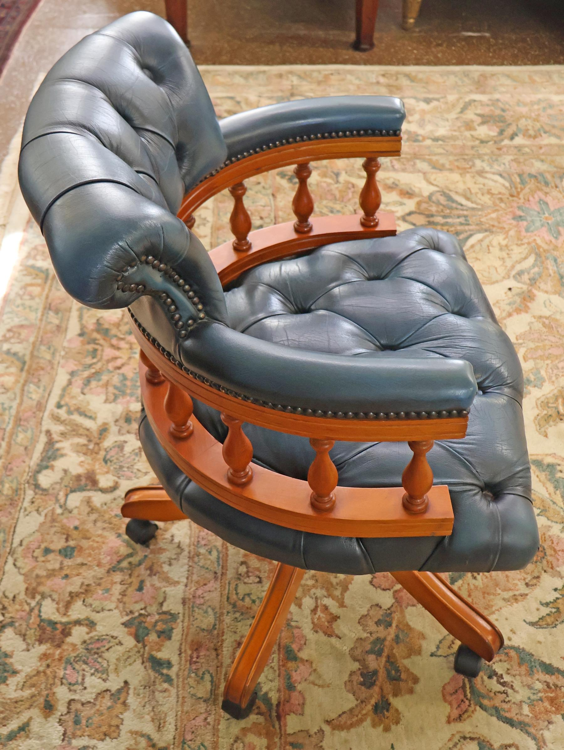 Silla de Capitán de Piel Acolchada Estilo Chesterfield Azul Inglés Silla de Oficina finales del siglo XX en venta