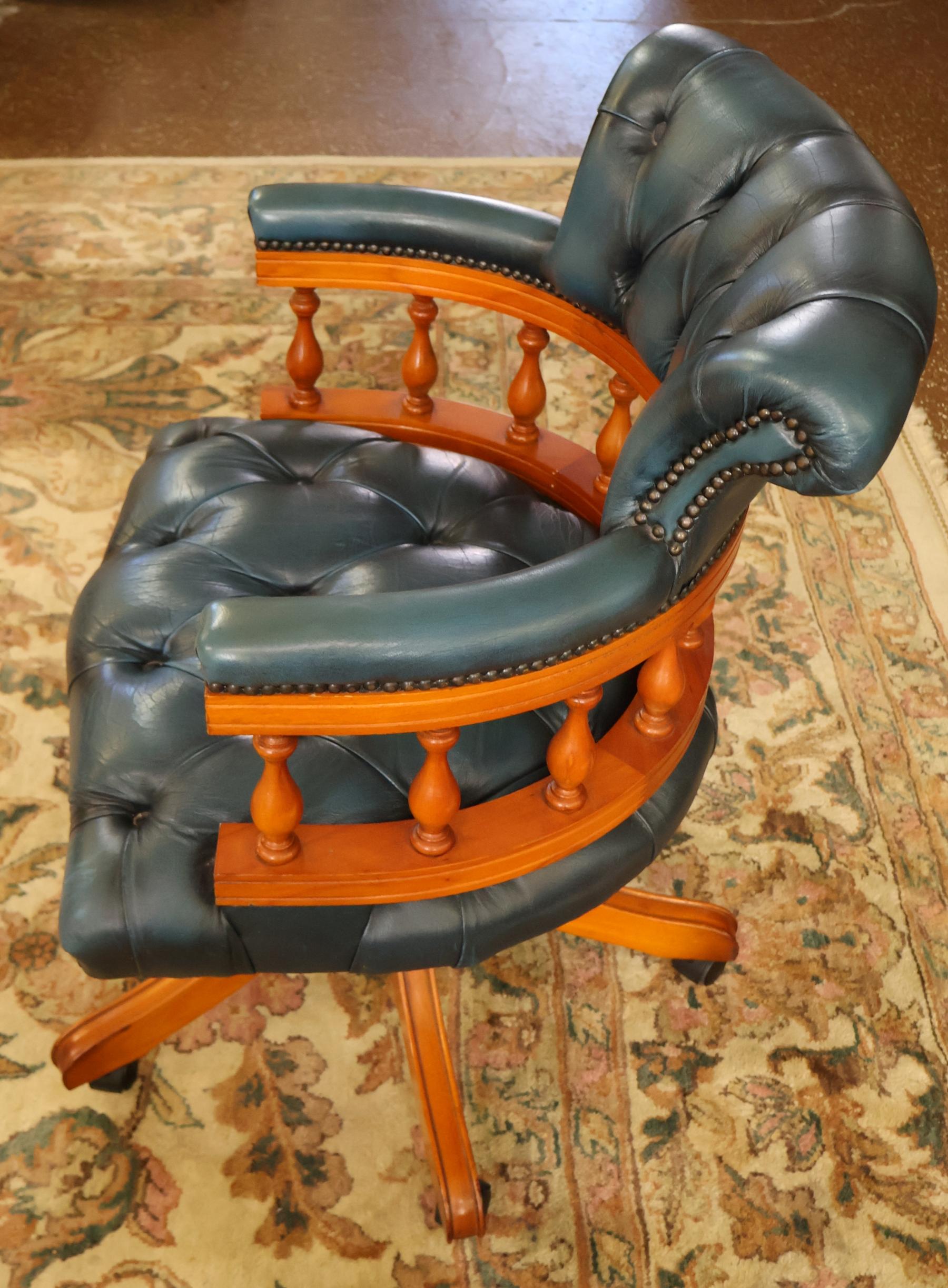 Silla de Capitán de Piel Acolchada Estilo Chesterfield Azul Inglés Silla de Oficina en venta 1