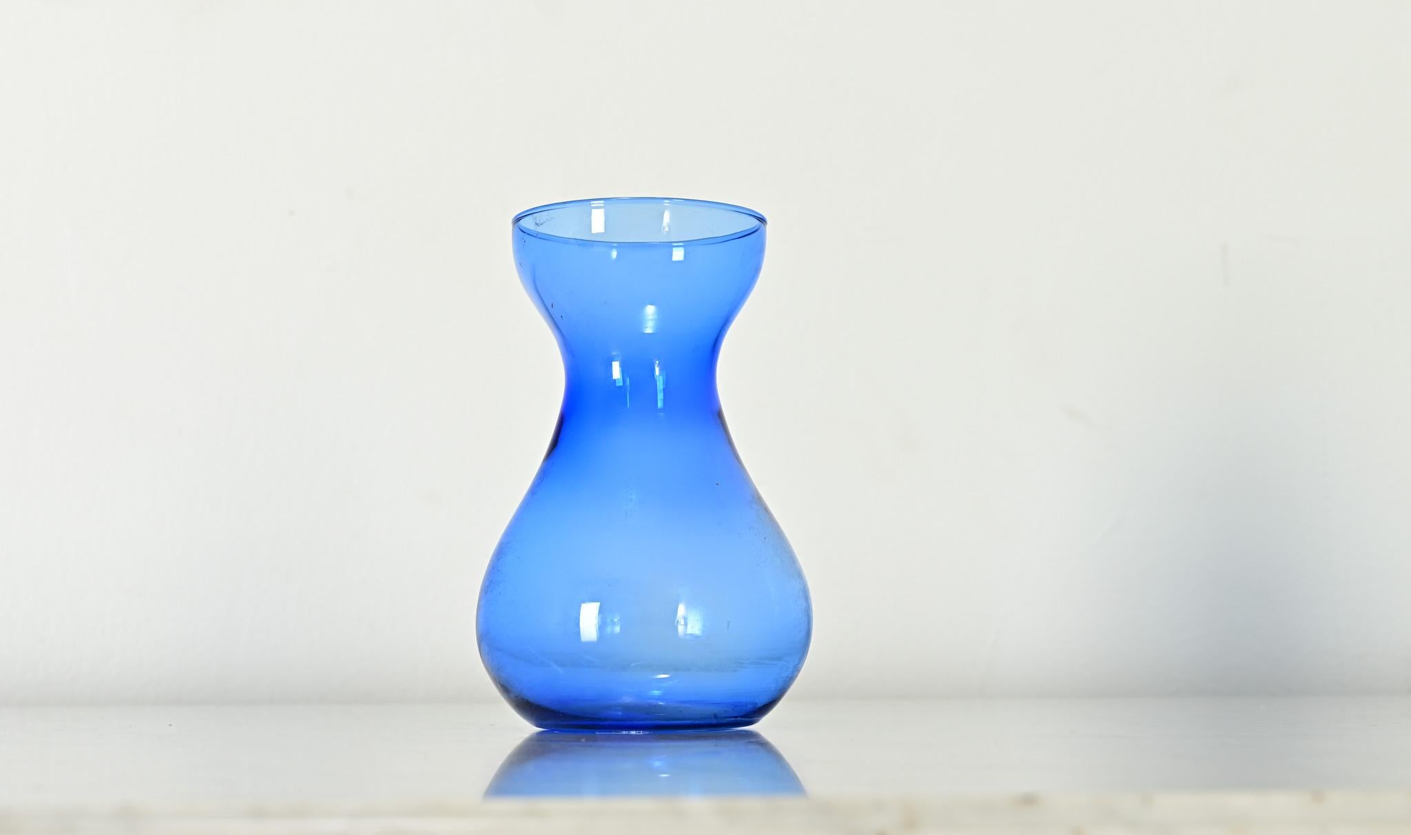 Vaso a forzatura di giacinti in vetro laminato a mano del 1890 in uno splendido blu indaco. Guarda le immagini dettagliate.