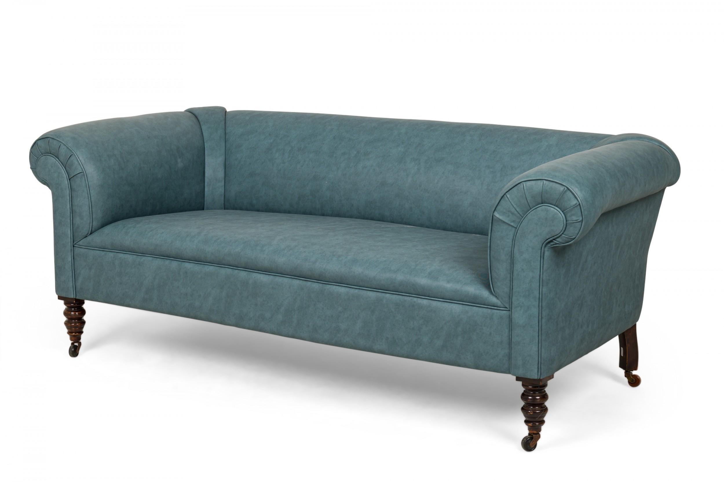 Canapé anglais victorien (19e siècle) à trois places, tapissé d'un vinyle bleu-gris de haute qualité, avec des accoudoirs en volute, une assise profonde et un élégant rebord aux coins, reposant sur des pieds avant tournés et munis de roulettes.