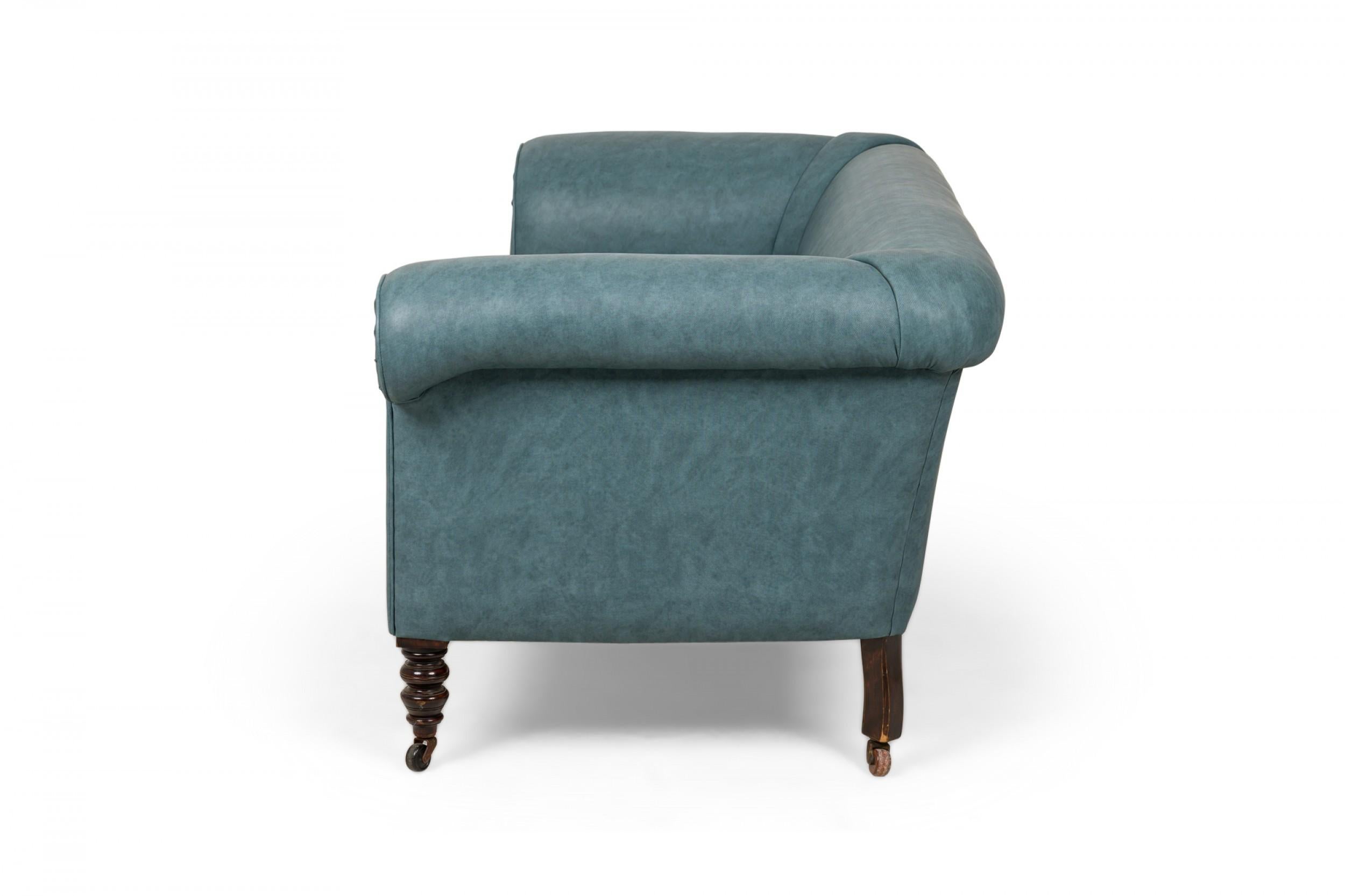 Victorien Canapé anglais tapissé de vinyle texturé bleu-gris (manner de Howard & Sons) en vente