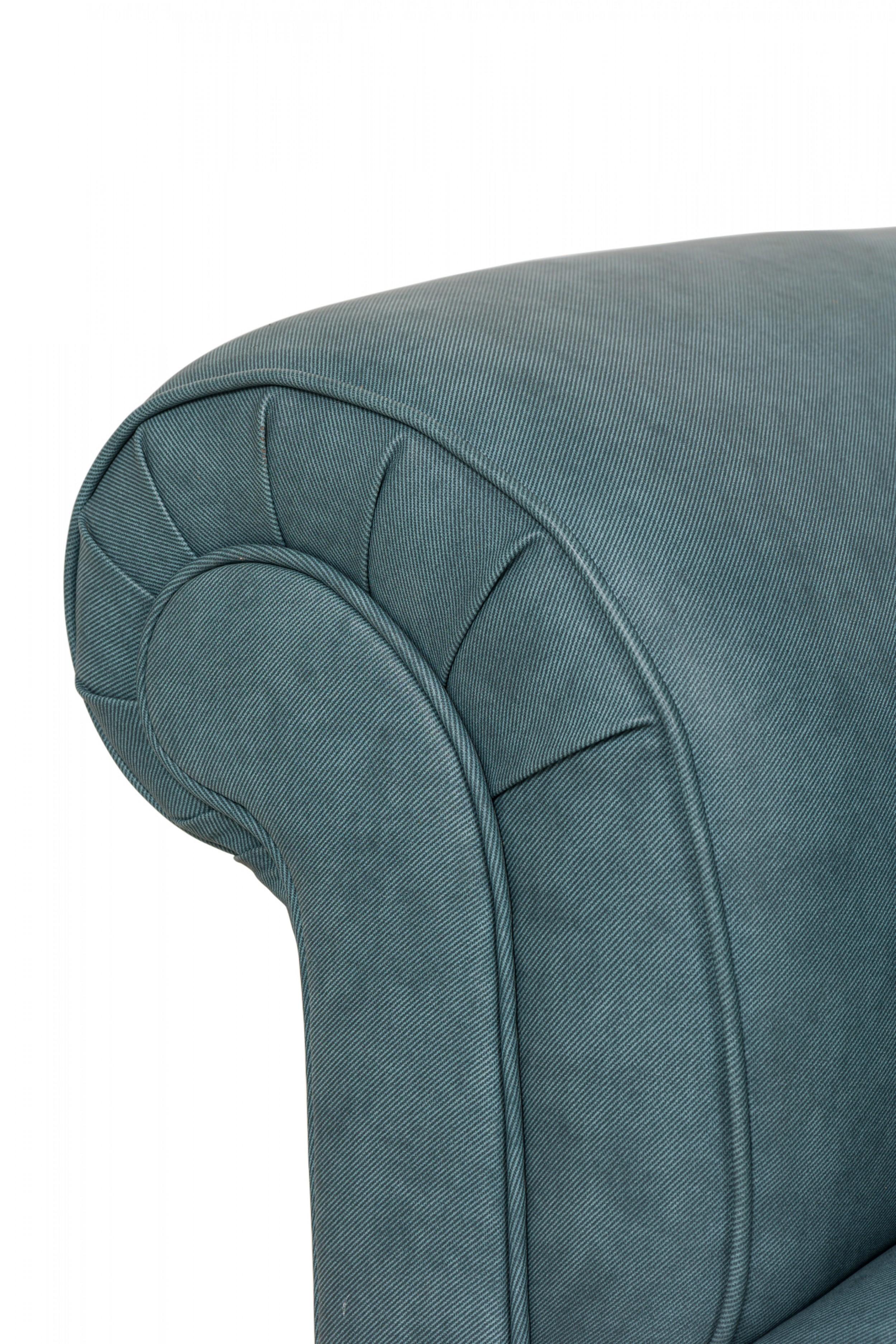 XIXe siècle Canapé anglais tapissé de vinyle texturé bleu-gris (manner de Howard & Sons) en vente