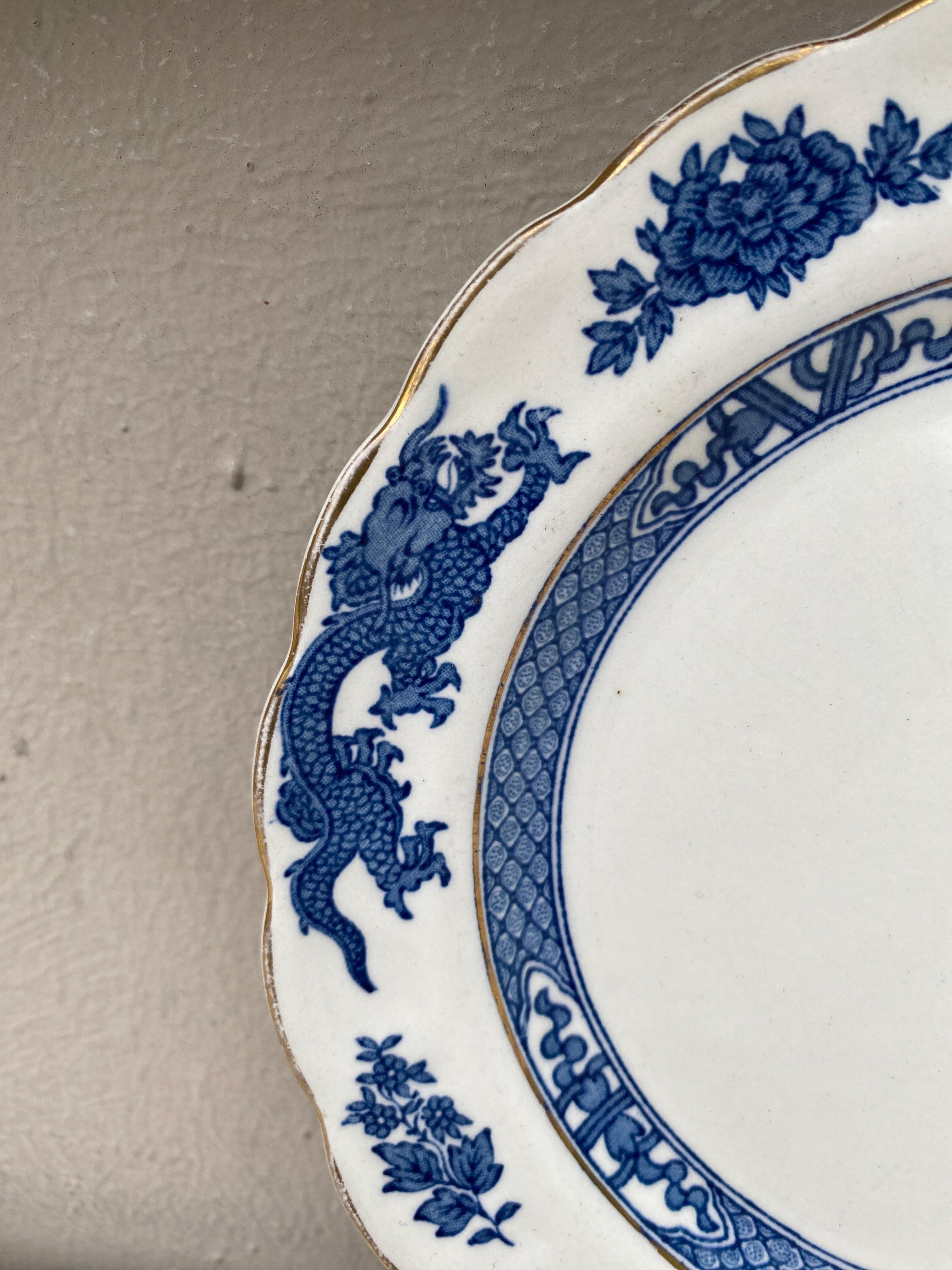 Chinoiseries Assiette anglaise au dragon bleu et blanc Circa 1920 en vente