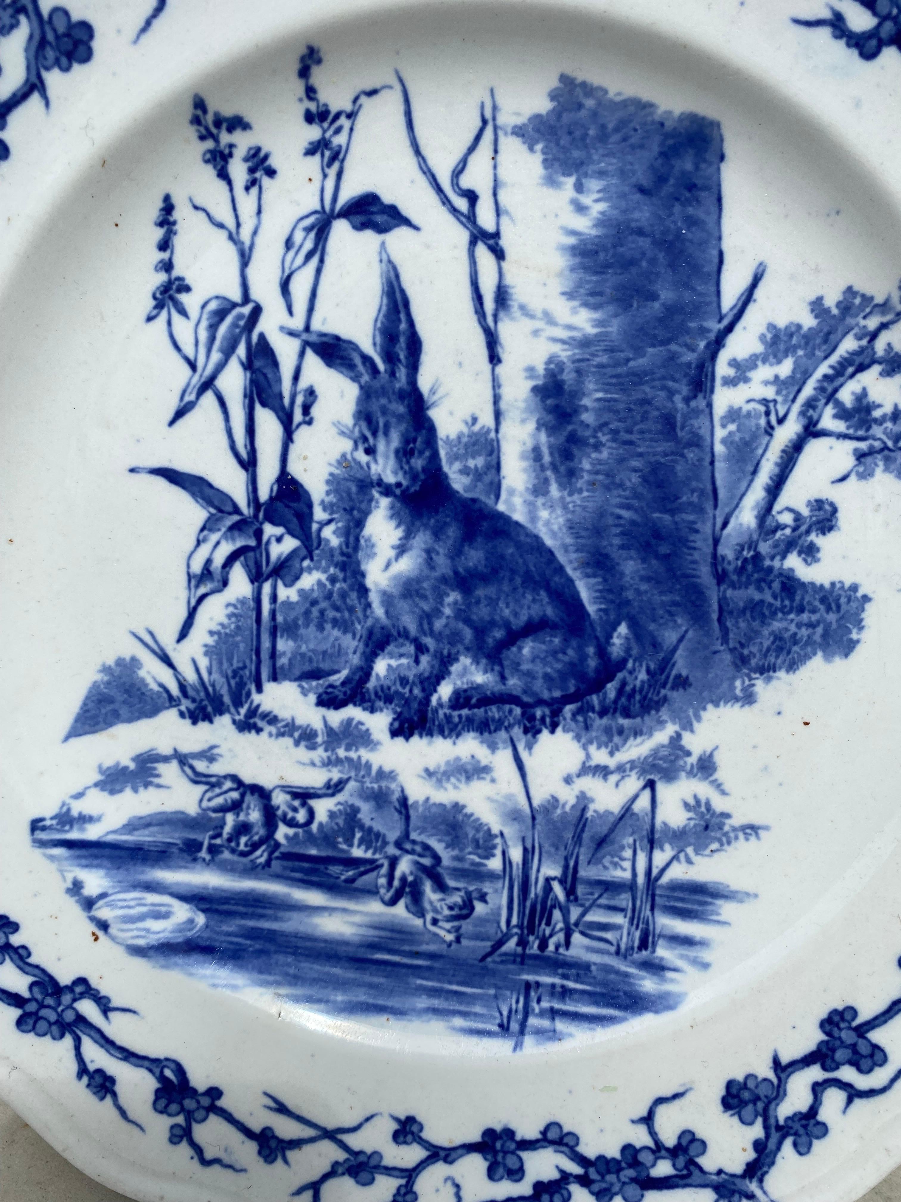 Country Assiette anglaise bleue et blanche Hare and Frogs Brown Westhead and Moore, datant d'environ 1890 en vente