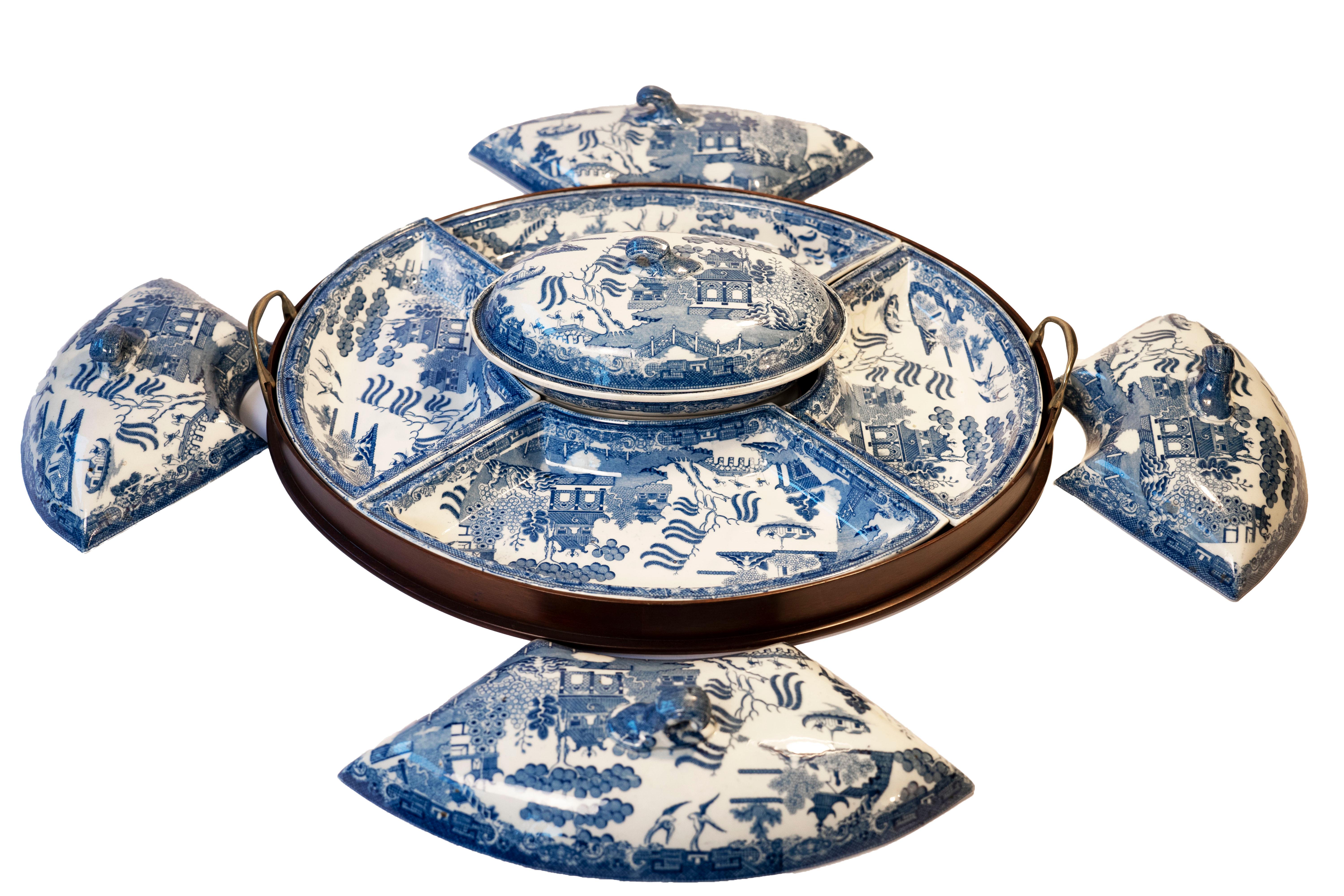 English Blue and White Transfer Supper Set.  Soft Paste Porzellan überzogene Servierschalen in einem individuell angepassten Tablett.  CIRCA 1850-1880.  Ovale Schale mit Deckel in der Mitte, umgeben von vier maßgefertigten, abgedeckten