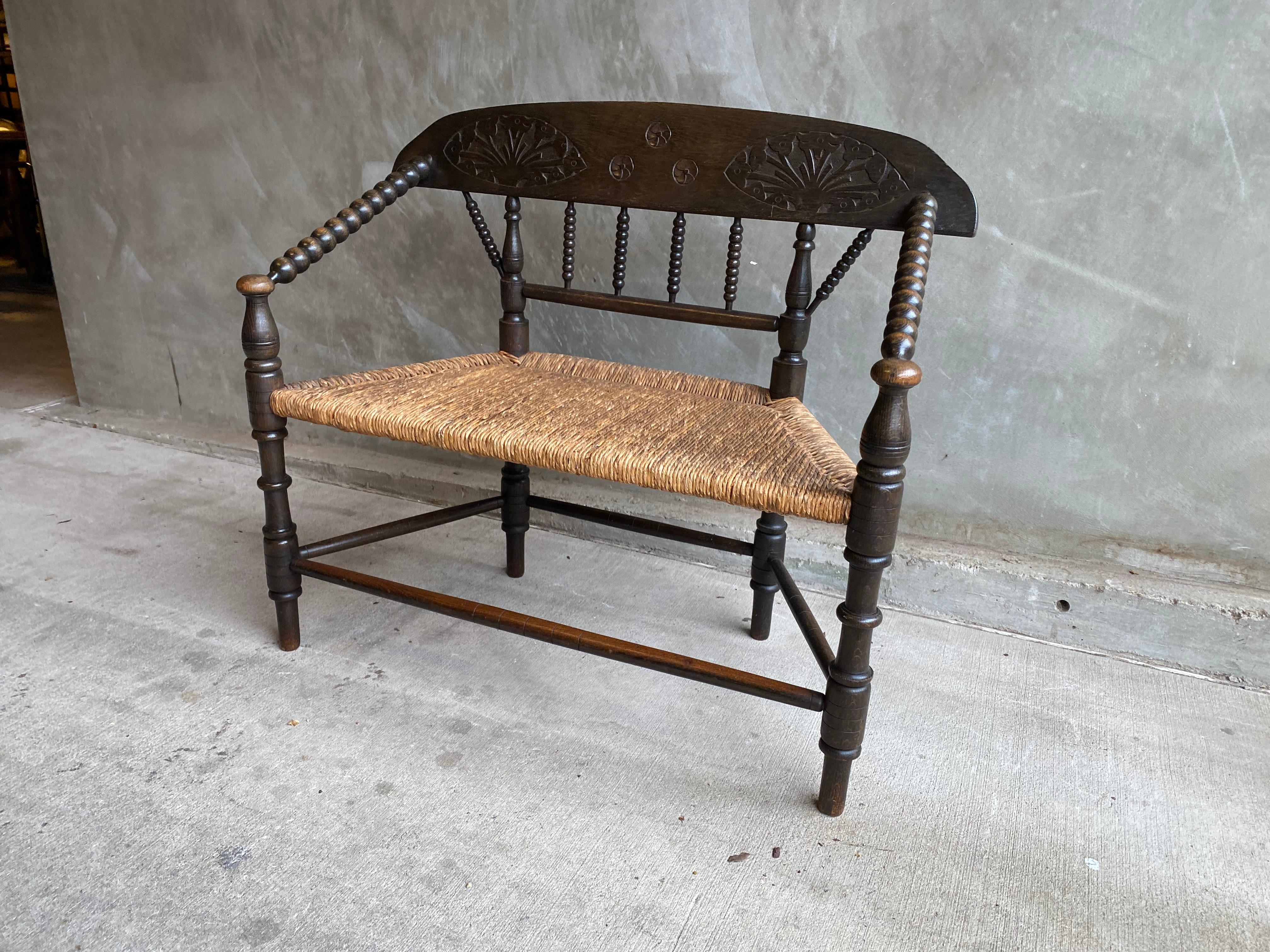 English Bobbin Settee in Oak and Rush, 19th Century In Good Condition In Austin, TX