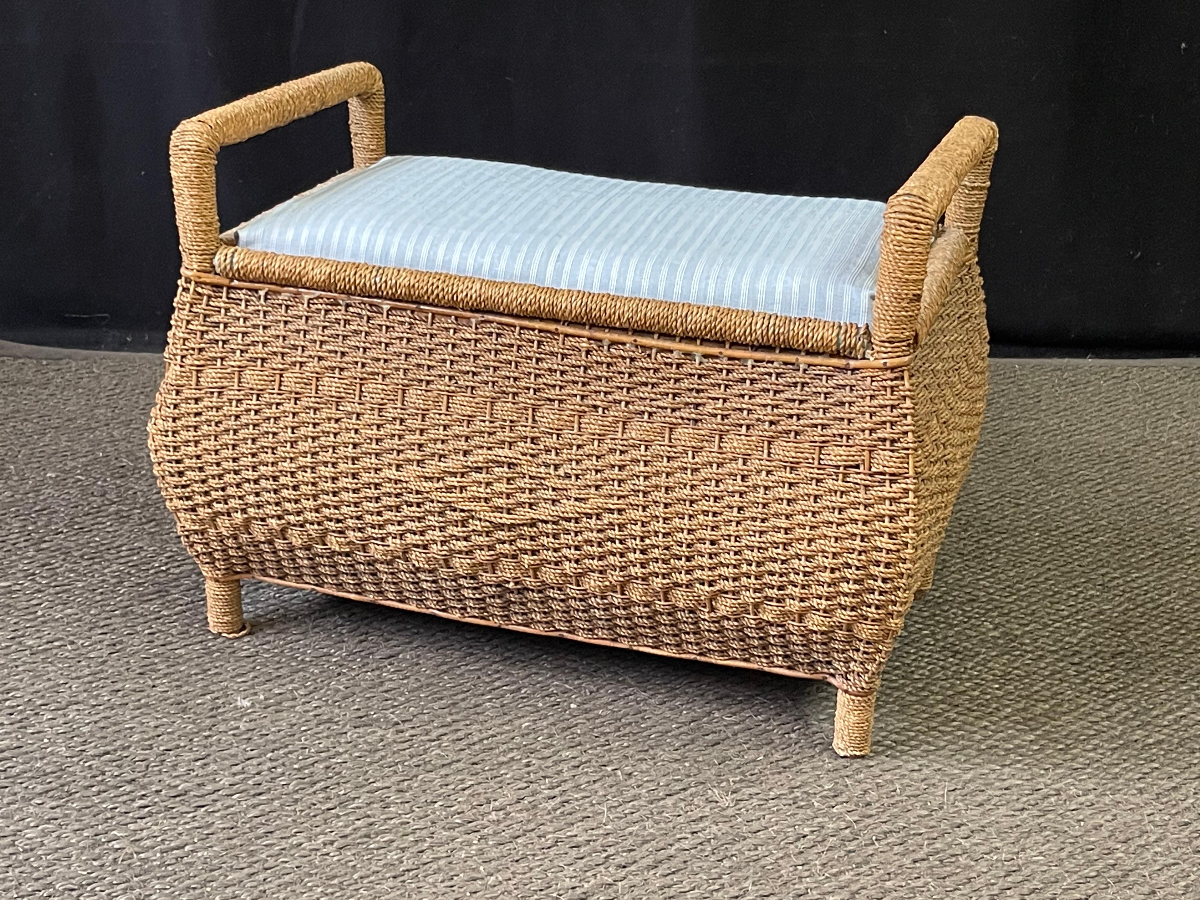 English Bombay-Shaped Woven Rattan Bench In Good Condition For Sale In Atlanta, GA