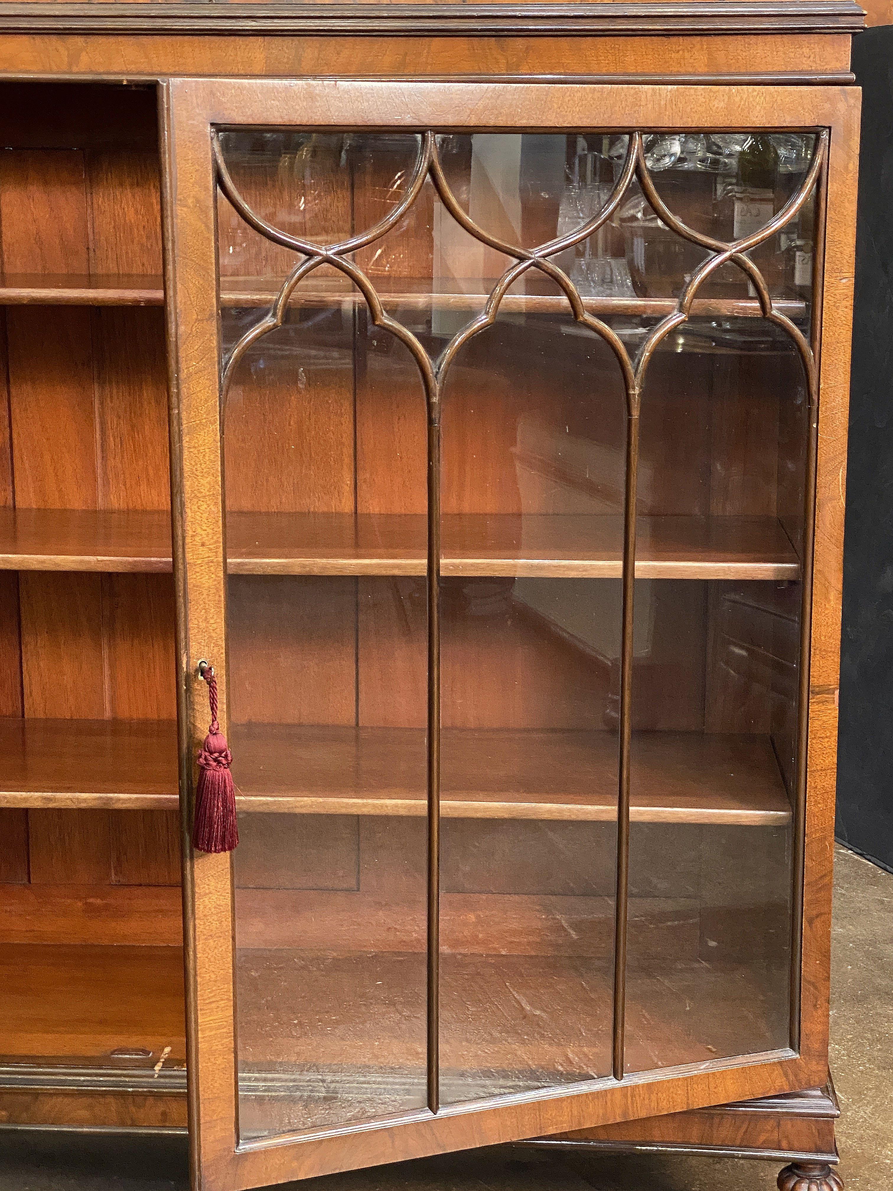 Englisches Bücherregal aus Wurzelnussholz mit glasierten Türen aus der Edwardianischen Periode 4
