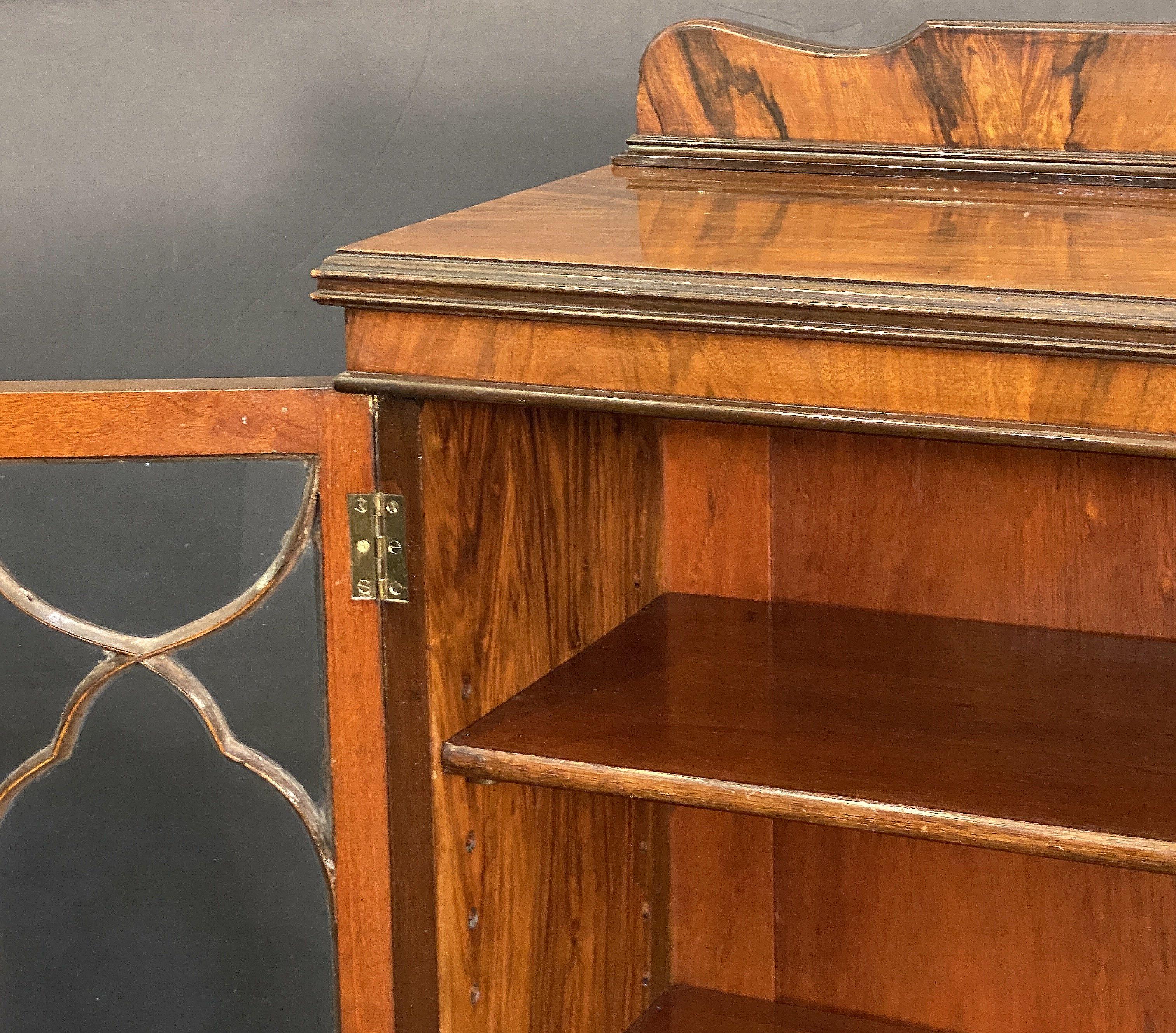 Englisches Bücherregal aus Wurzelnussholz mit glasierten Türen aus der Edwardianischen Periode 5