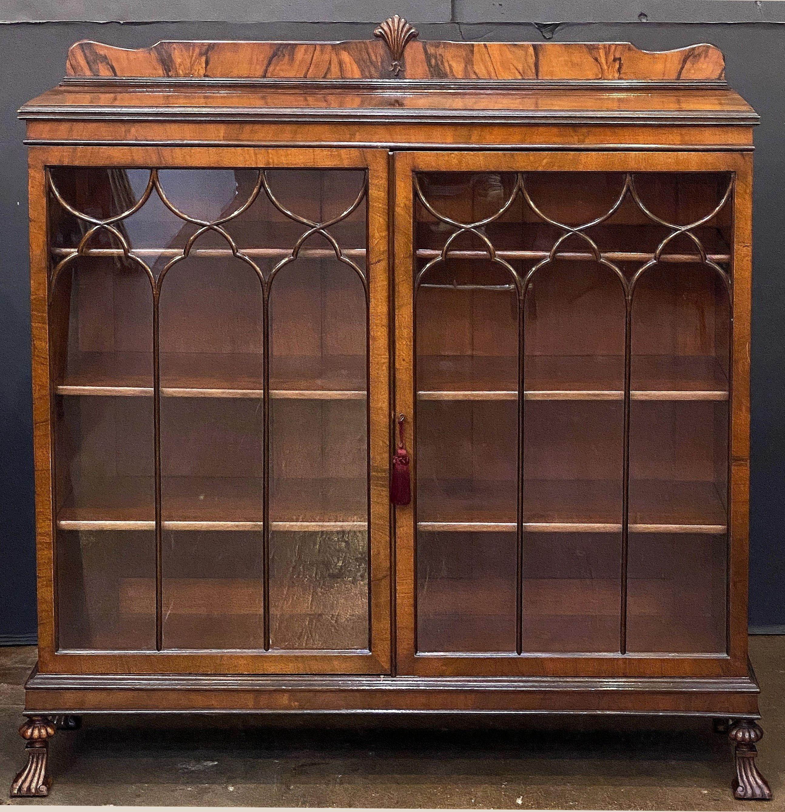 Ein feiner englischer, verschließbarer zweitüriger Bücherschrank aus Wurzelnuss aus der Edwardianischen Ära, mit einem geformten Oberteil mit einer dekoartiven Galerie-Rückwand, über einem Fries aus zwei Schranktüren, jede Tür mit astragal gerahmtem