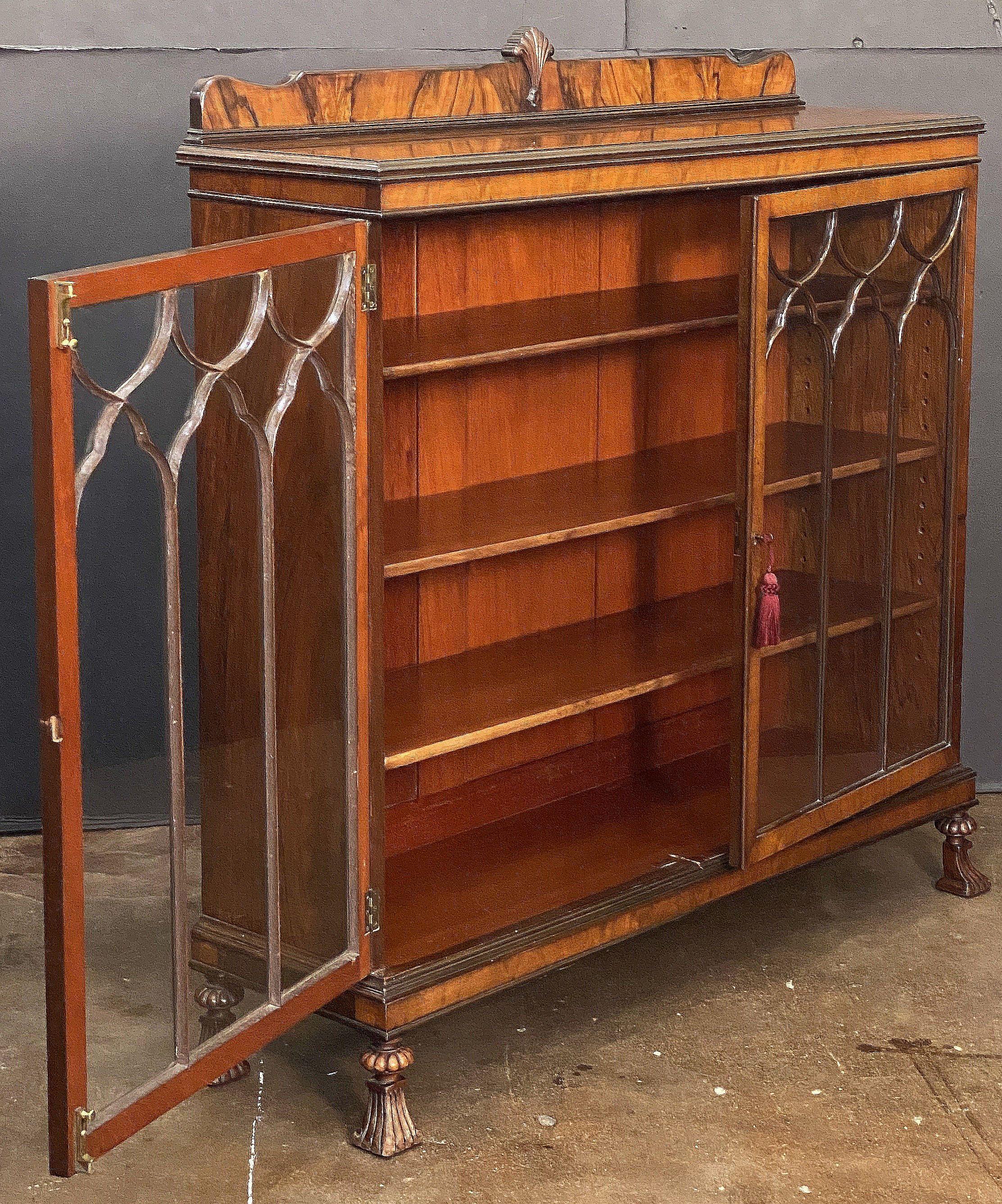 Englisches Bücherregal aus Wurzelnussholz mit glasierten Türen aus der Edwardianischen Periode im Zustand „Gut“ in Austin, TX