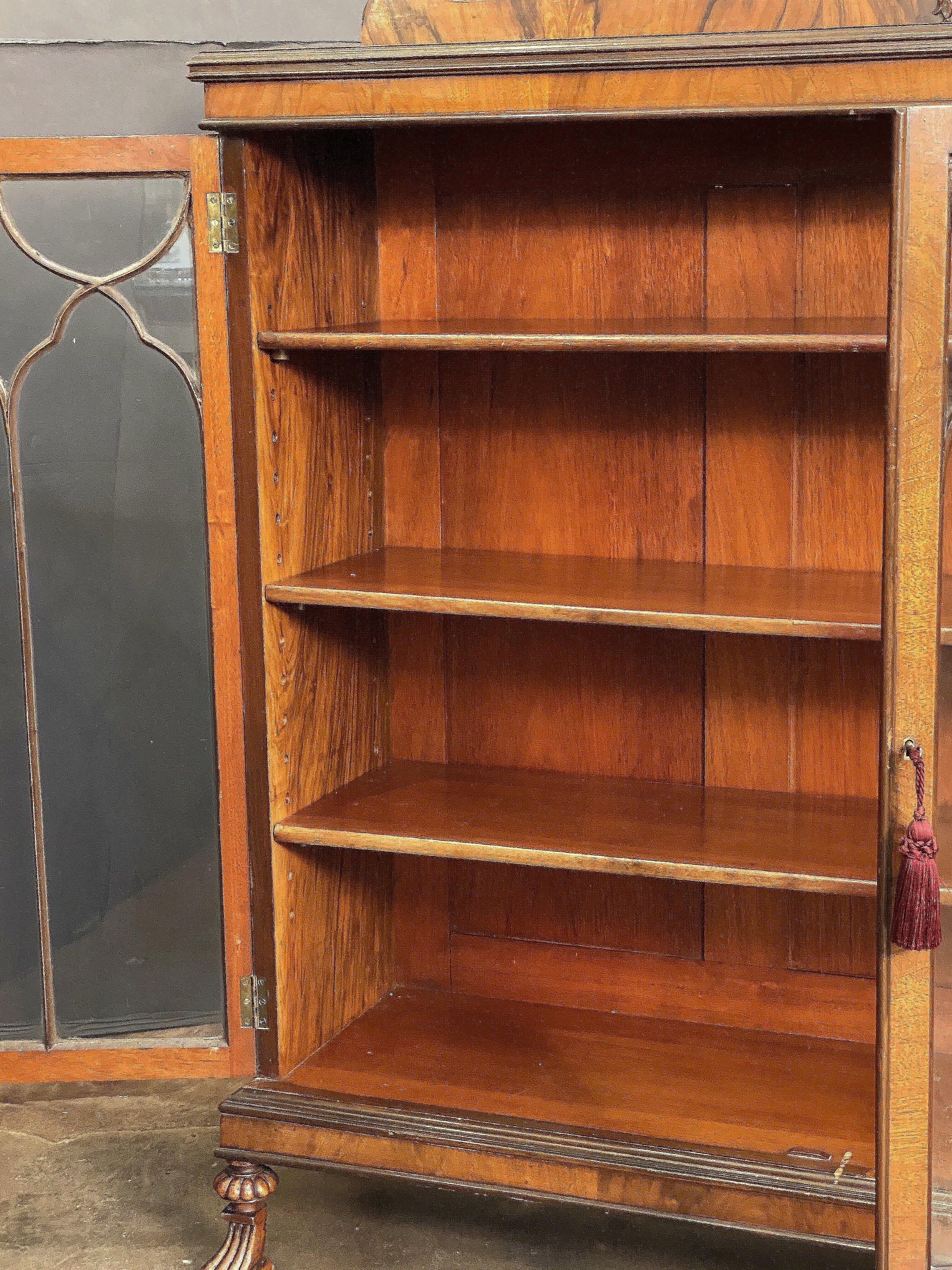 Englisches Bücherregal aus Wurzelnussholz mit glasierten Türen aus der Edwardianischen Periode 2