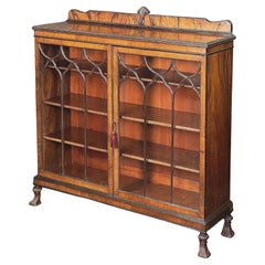 Englisches Bücherregal aus Wurzelnussholz mit glasierten Türen aus der Edwardianischen Periode