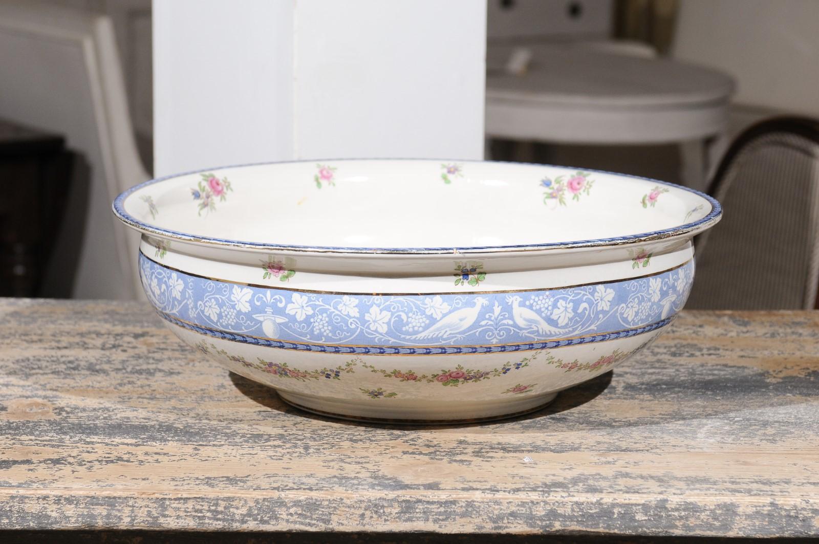 An English Booth's silicon China Cameo pattern bowl from the early 20th century, with pink roses and blue and white pheasants. Born in England during the early years of the 20th century, this exquisite bowl features a charming décor made of delicate