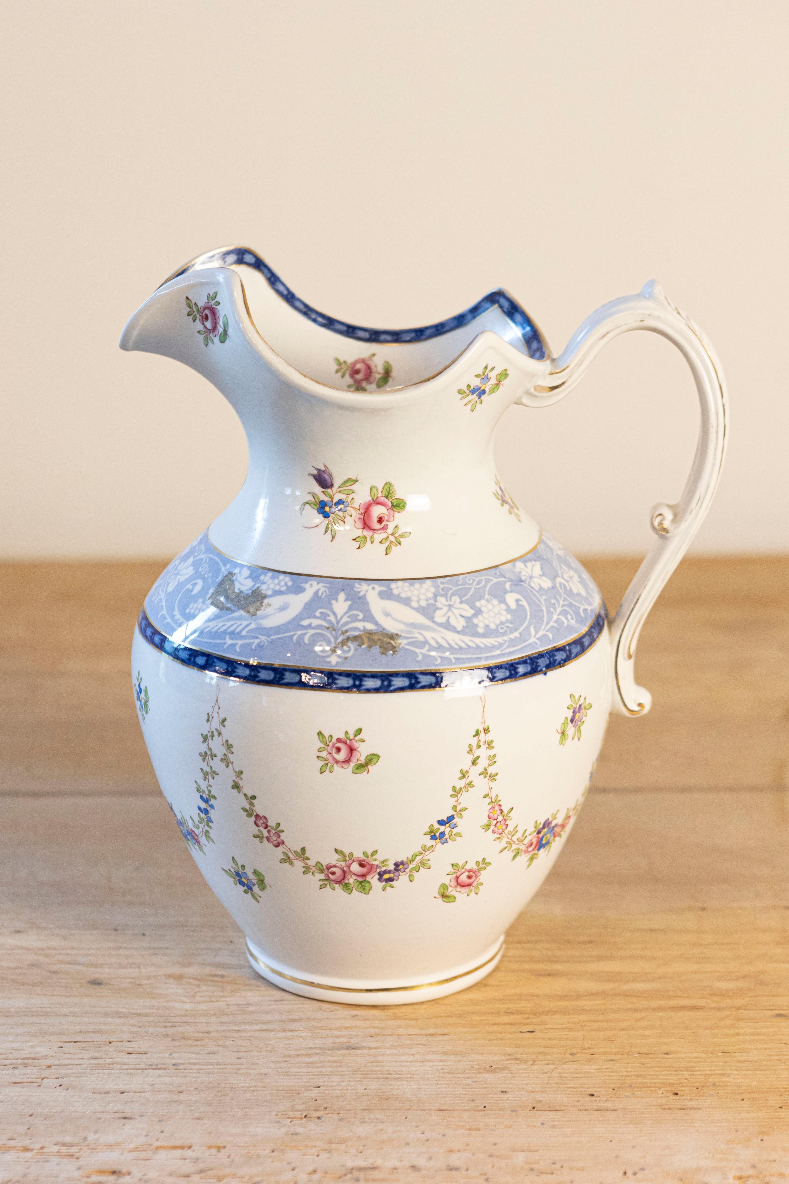Una brocca inglese con motivo a cammeo di Booth's silicon China dei primi del Novecento, con rose rosa e fagiani bianchi e blu. Nata in Inghilterra durante i primi anni del XX secolo, questa squisita brocca presenta un delizioso decoro fatto di