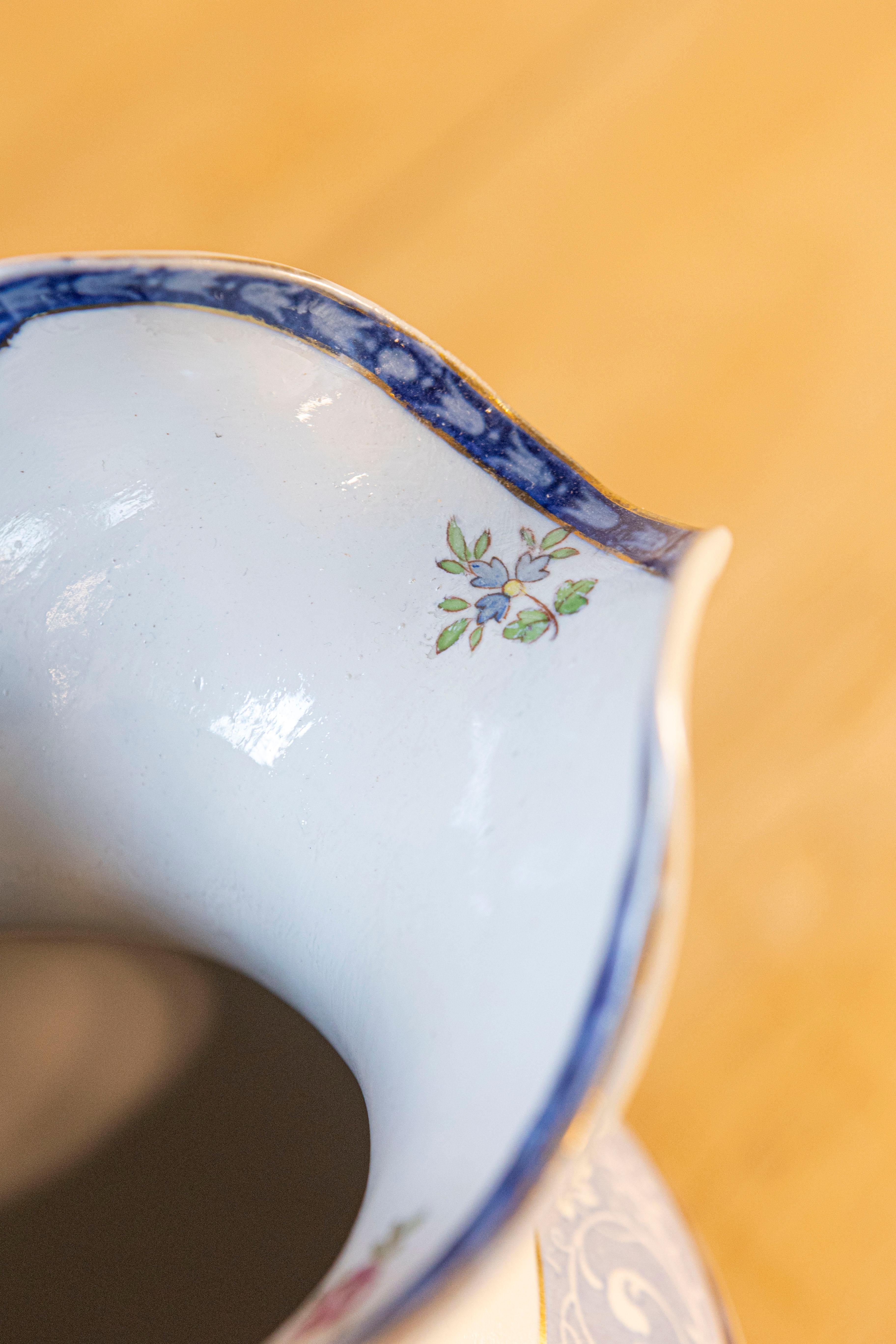 XX secolo Brocca inglese di Booth's China con rose rosa e fagiani bianchi e blu in vendita