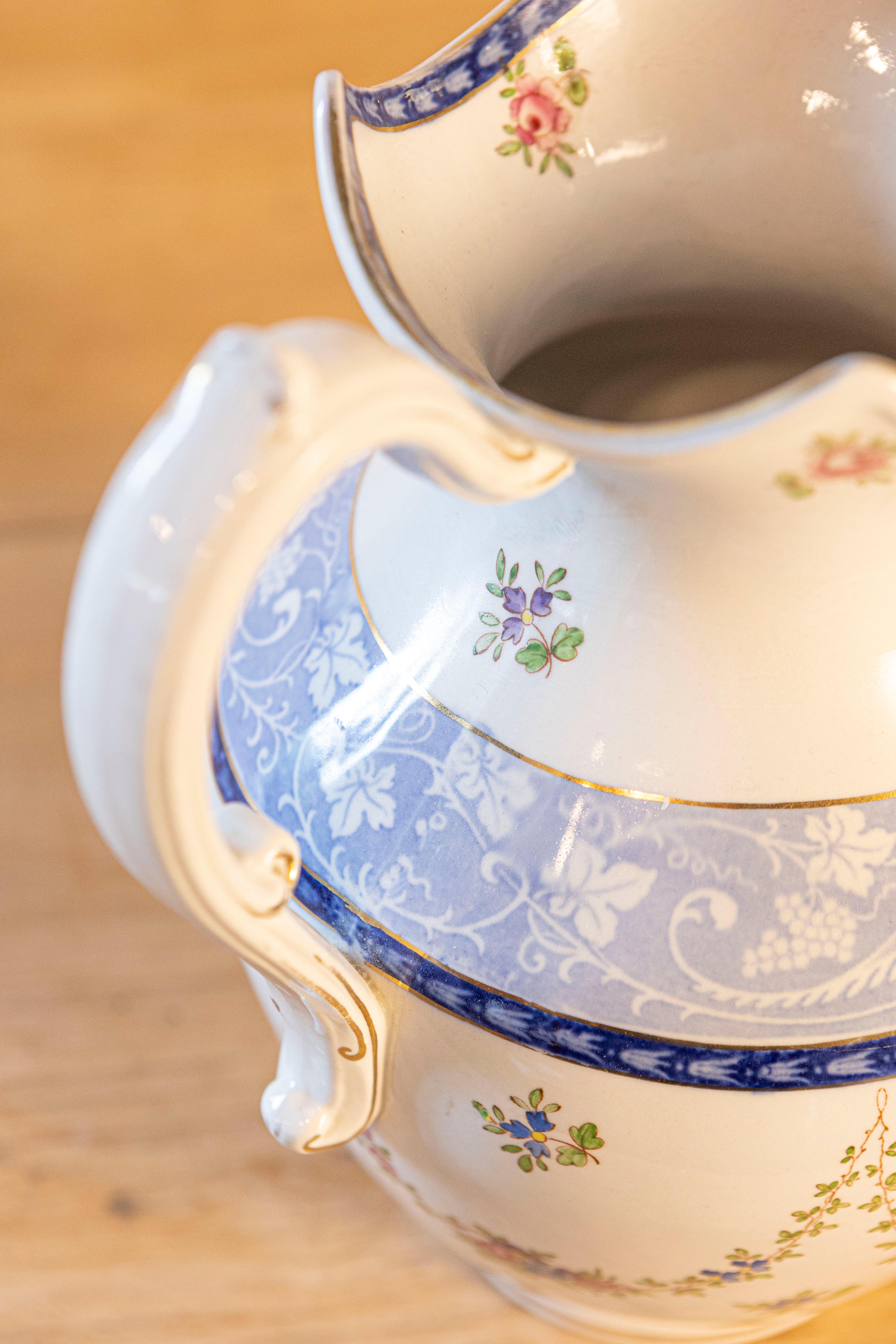 Ceramica Brocca inglese di Booth's China con rose rosa e fagiani bianchi e blu in vendita