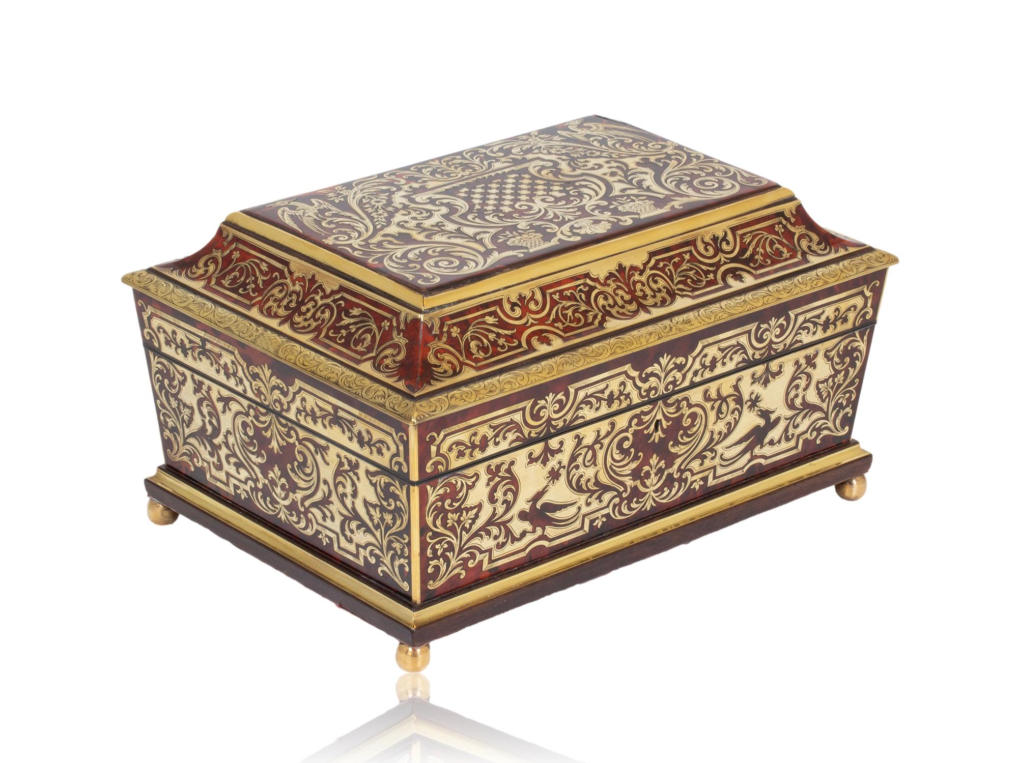 EXPÉDITION MONDIALE GRATUITE

Boîte à couture en boulle en forme de cercueil avec contenu complet 

Dans notre collection de boîtes à couture, nous avons le plaisir d'introduire sur le marché cette boîte à couture en boulle anglaise de Friedrich