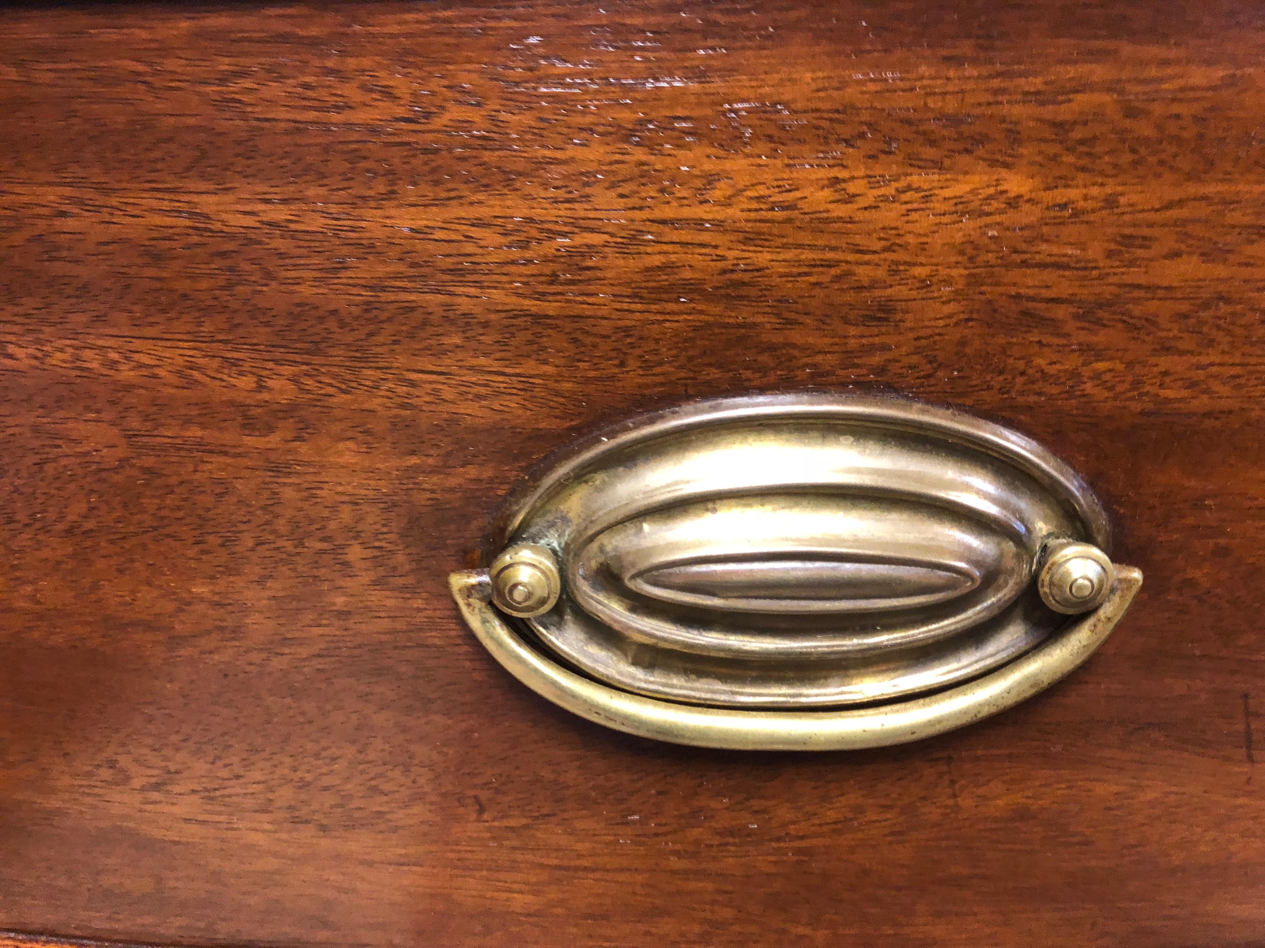 English Regency Mahogany Bow Front Chest with Brass Ovals im Zustand „Gut“ im Angebot in Athens, GA