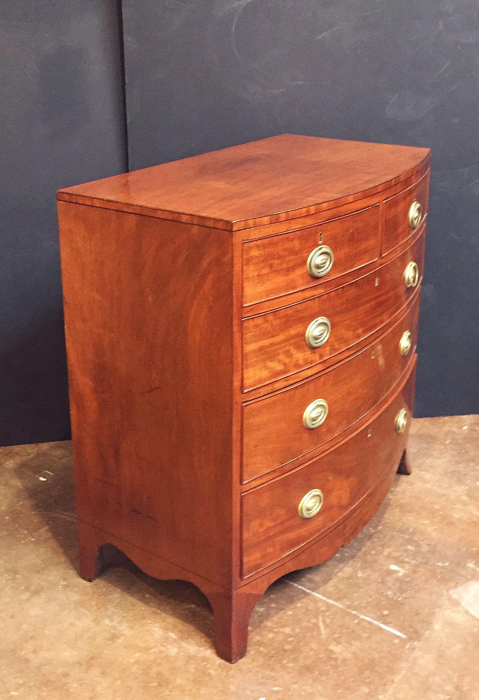 English Bow Front Chest of Mahogany In Good Condition In Austin, TX