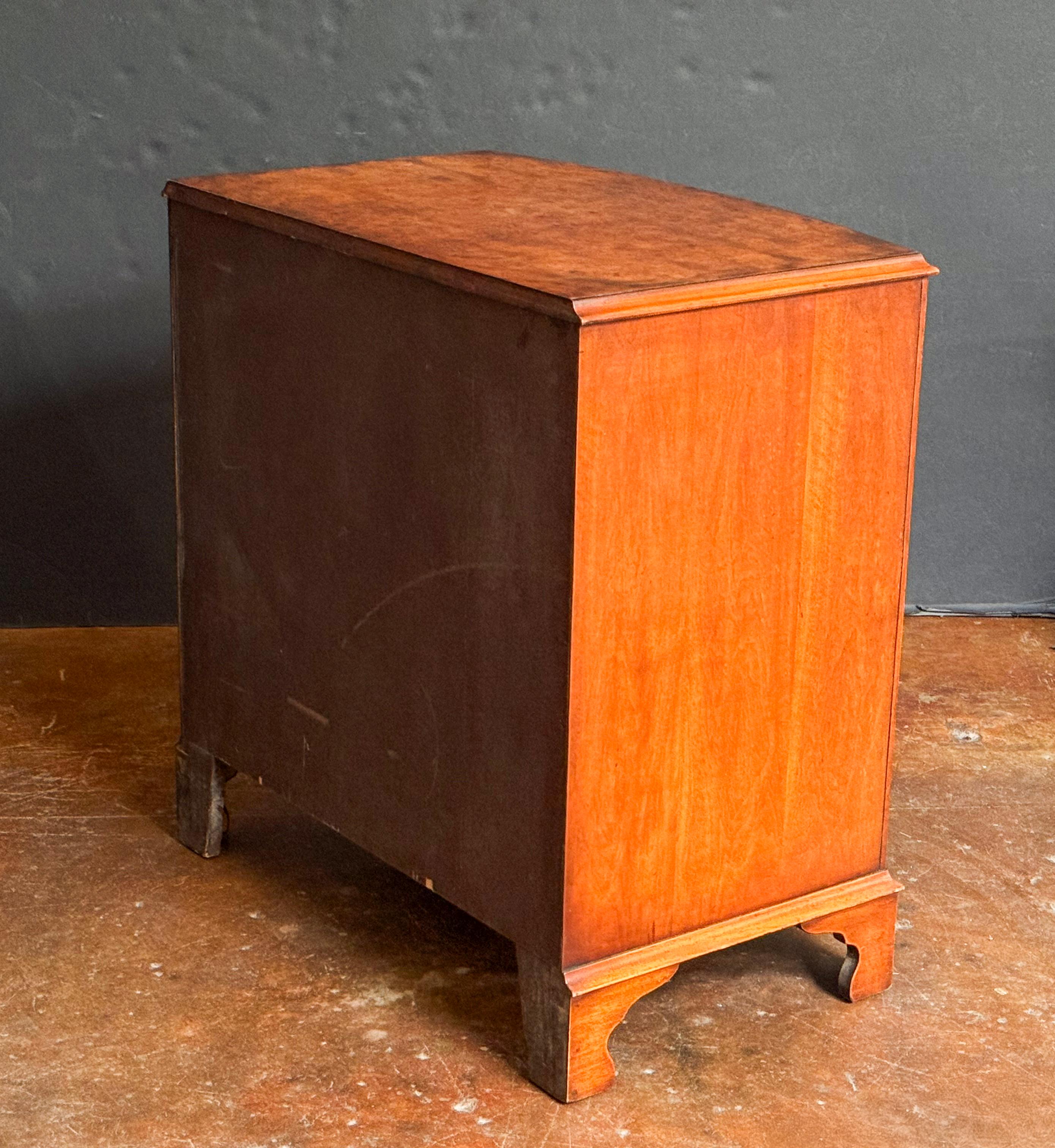 English Bow Front Small Chest of Burr Walnut with Four Drawers en vente 3