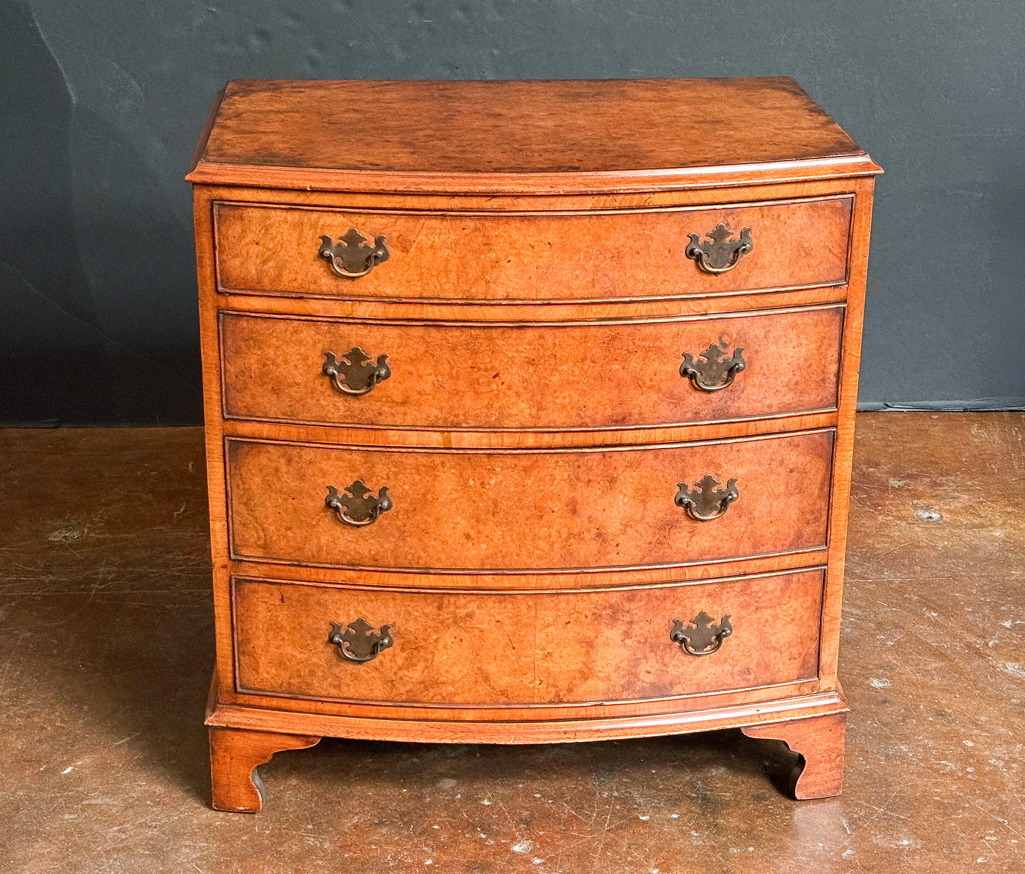 English Bow Front Small Chest of Burr Walnut with Four Drawers en vente 4