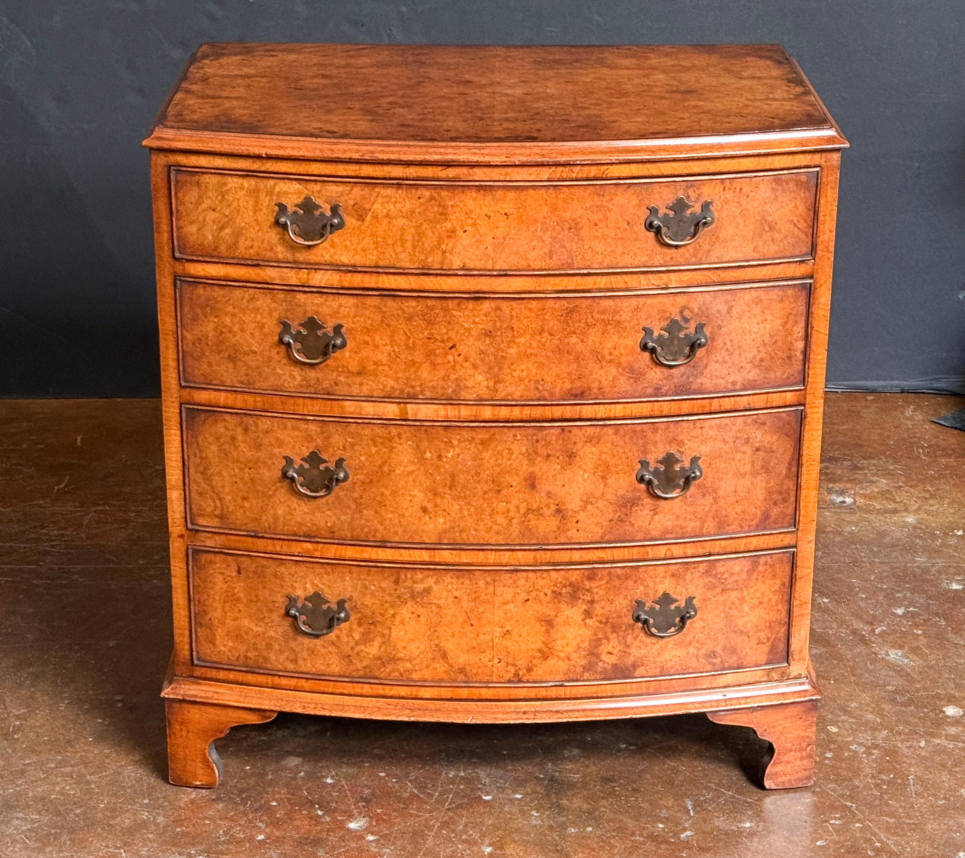 English Bow Front Small Chest of Burr Walnut with Four Drawers en vente 5
