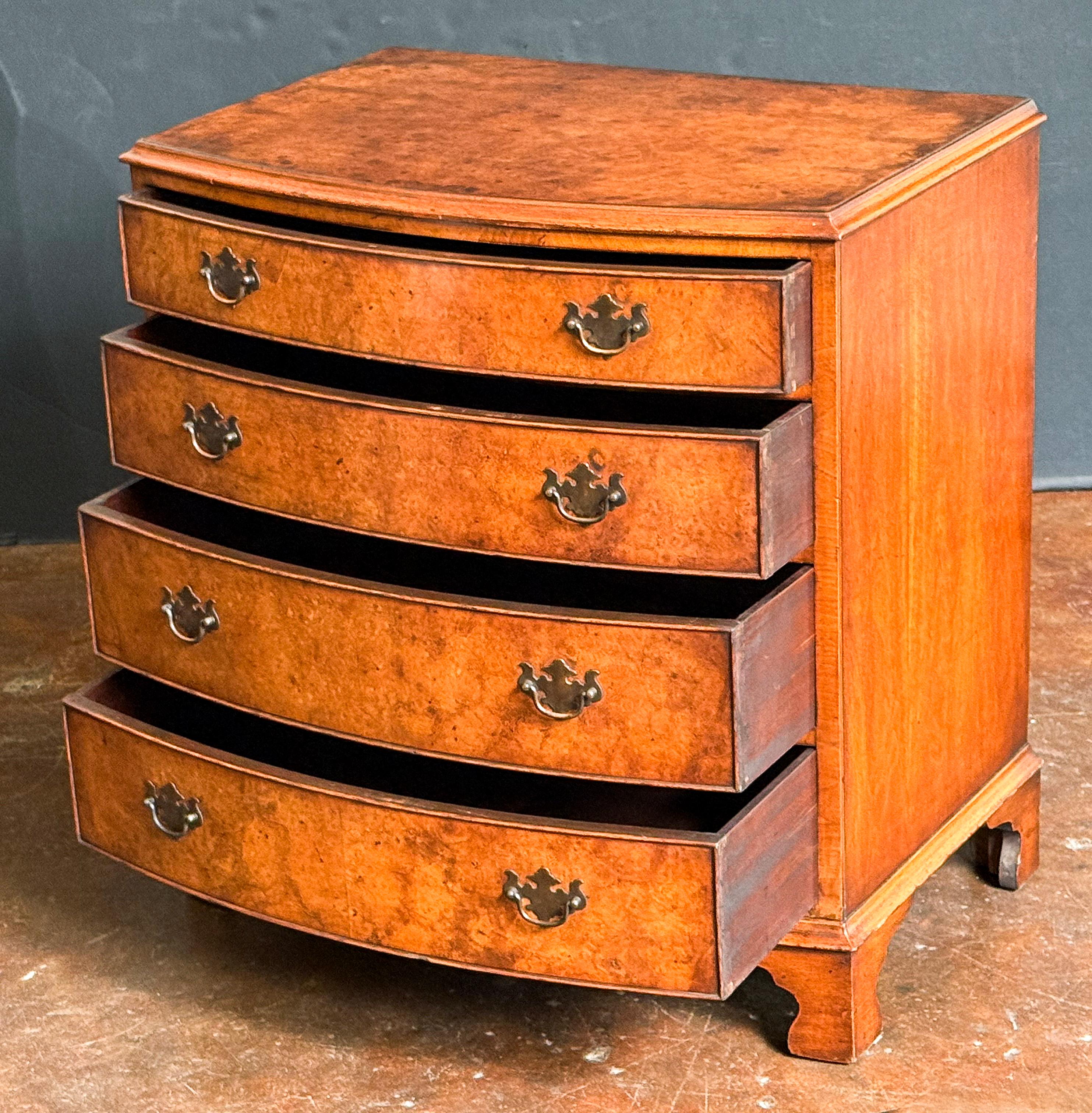 Édouardien English Bow Front Small Chest of Burr Walnut with Four Drawers en vente