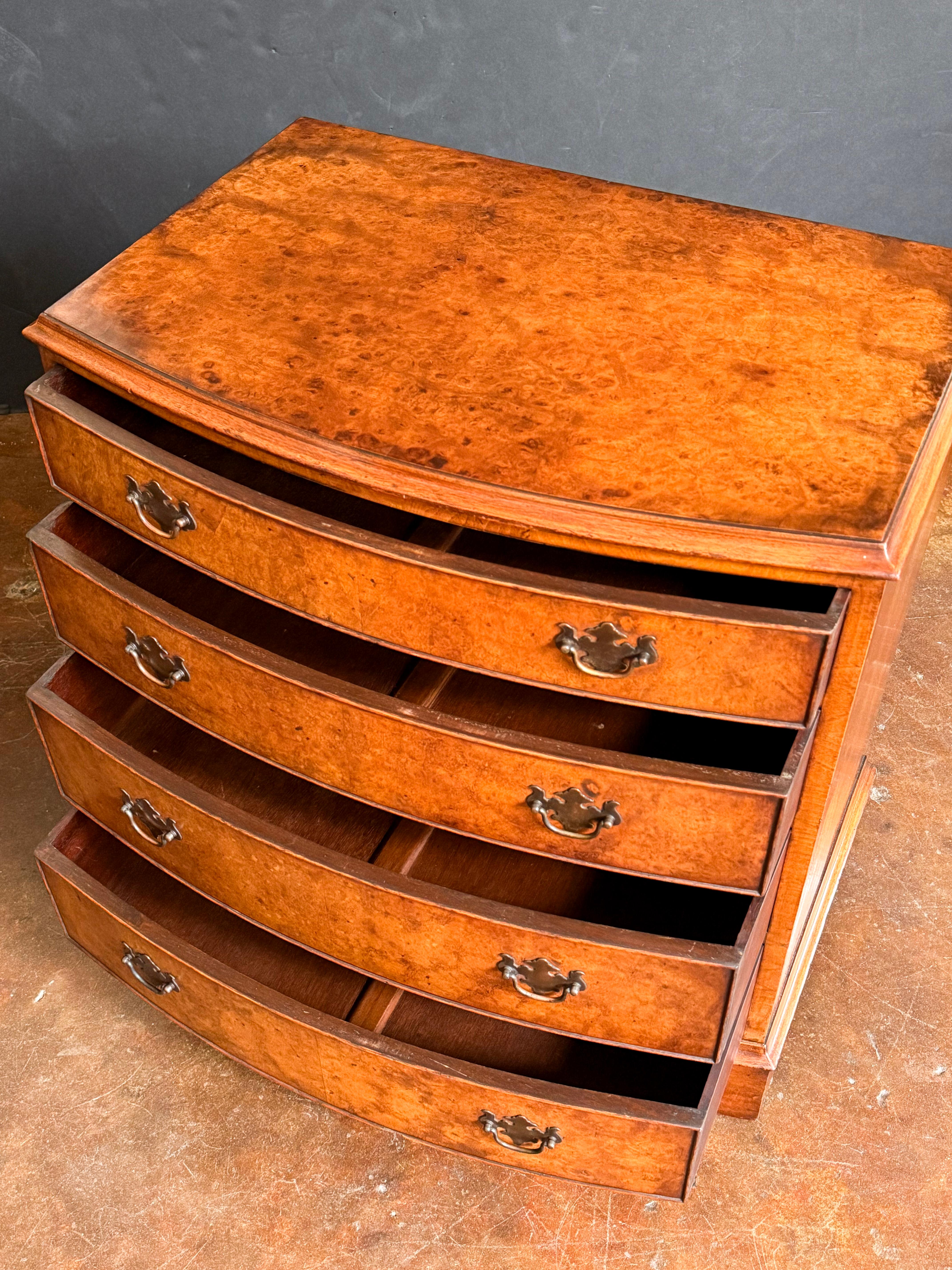 Anglais English Bow Front Small Chest of Burr Walnut with Four Drawers en vente
