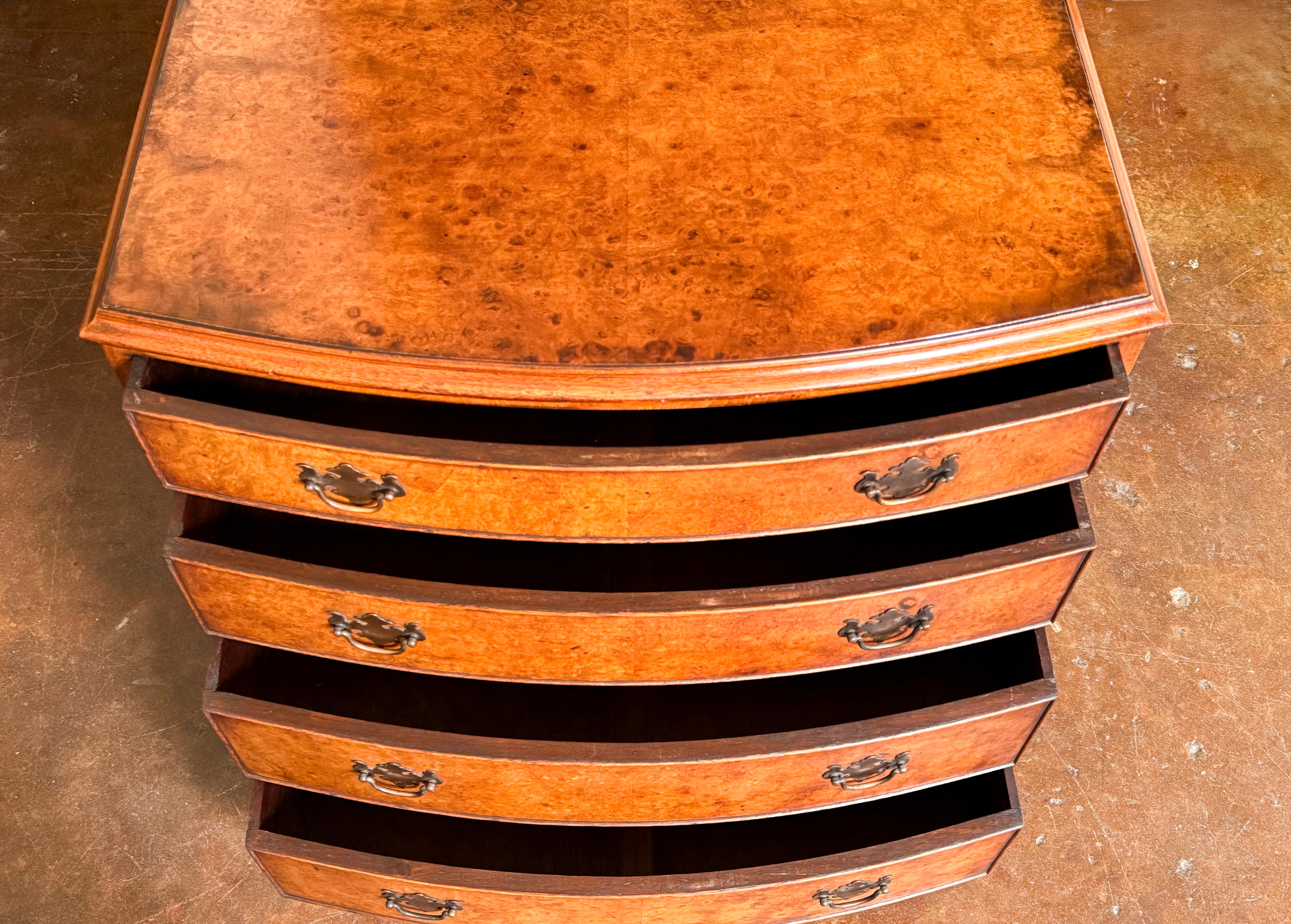 English Bow Front Small Chest of Burr Walnut with Four Drawers Bon état - En vente à Austin, TX