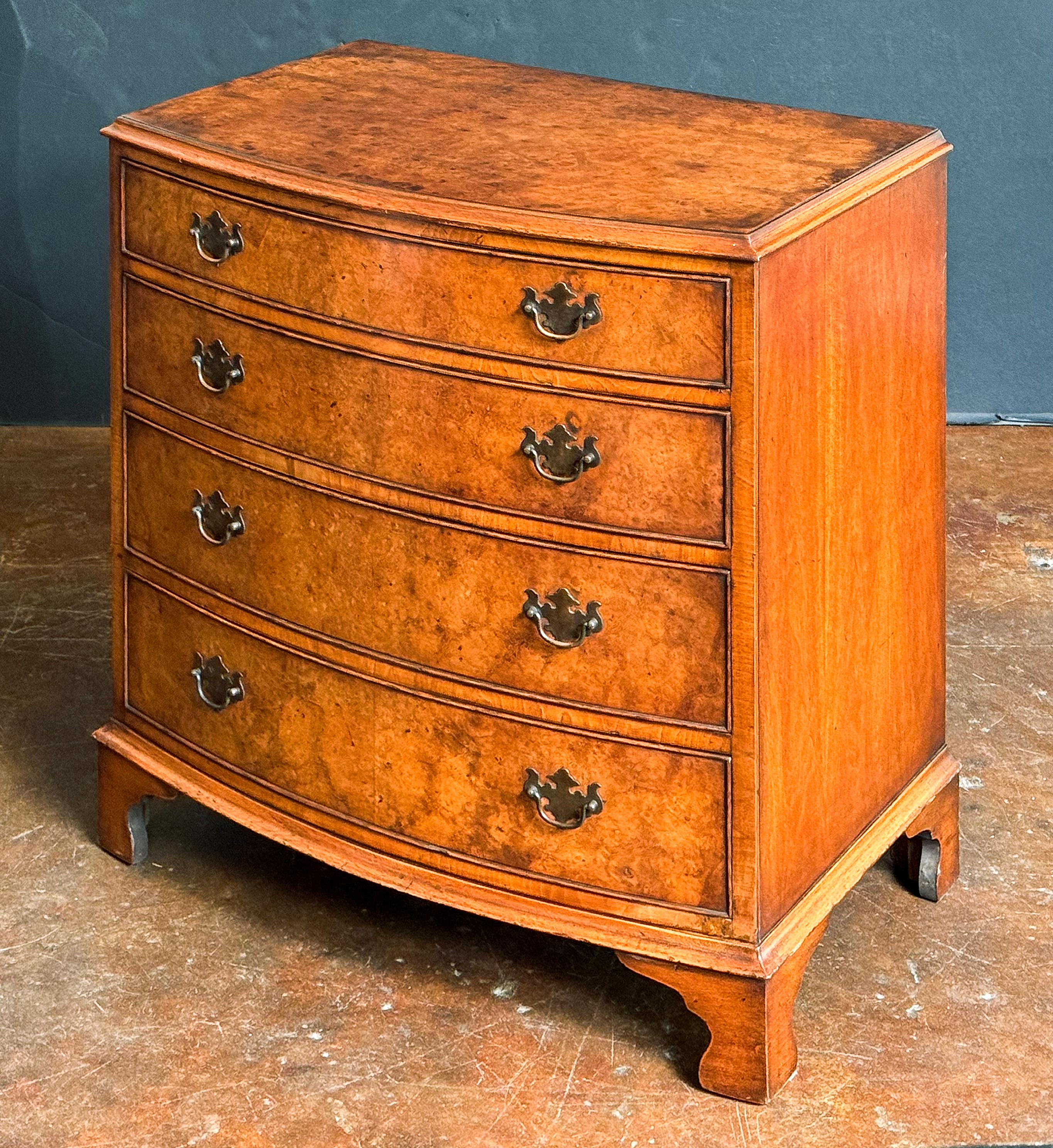 20ième siècle English Bow Front Small Chest of Burr Walnut with Four Drawers en vente