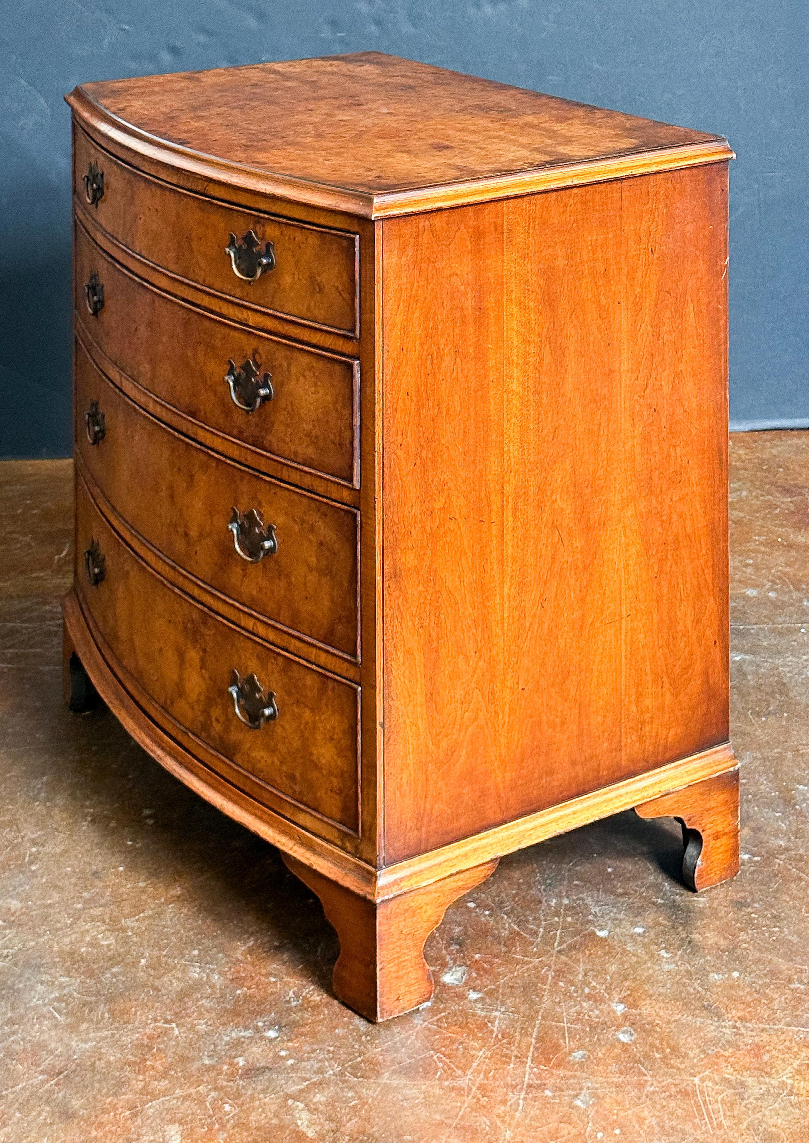 English Bow Front Small Chest of Burr Walnut with Four Drawers en vente 1