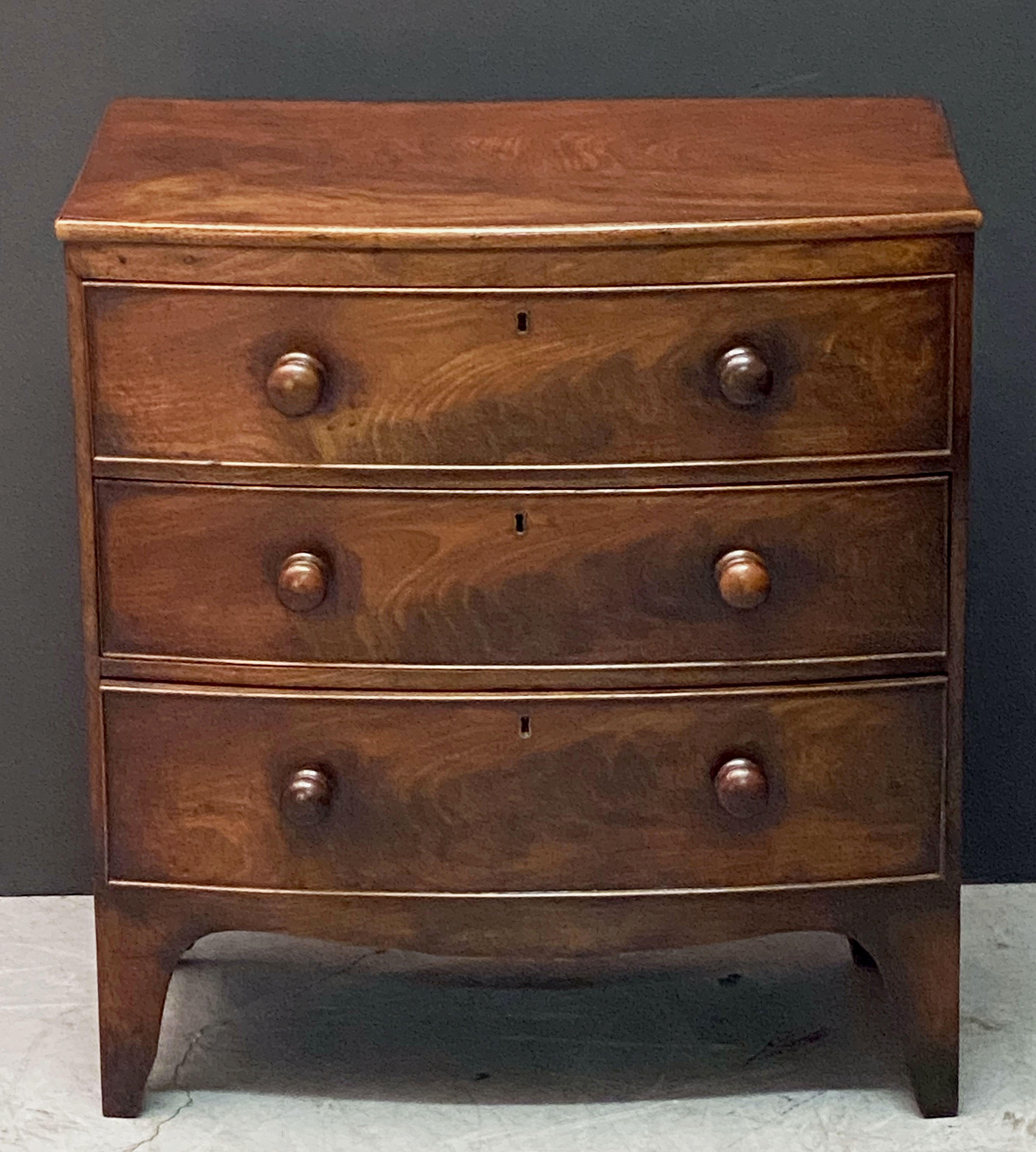 English Bow Front Small Chest of Mahogany In Good Condition In Austin, TX