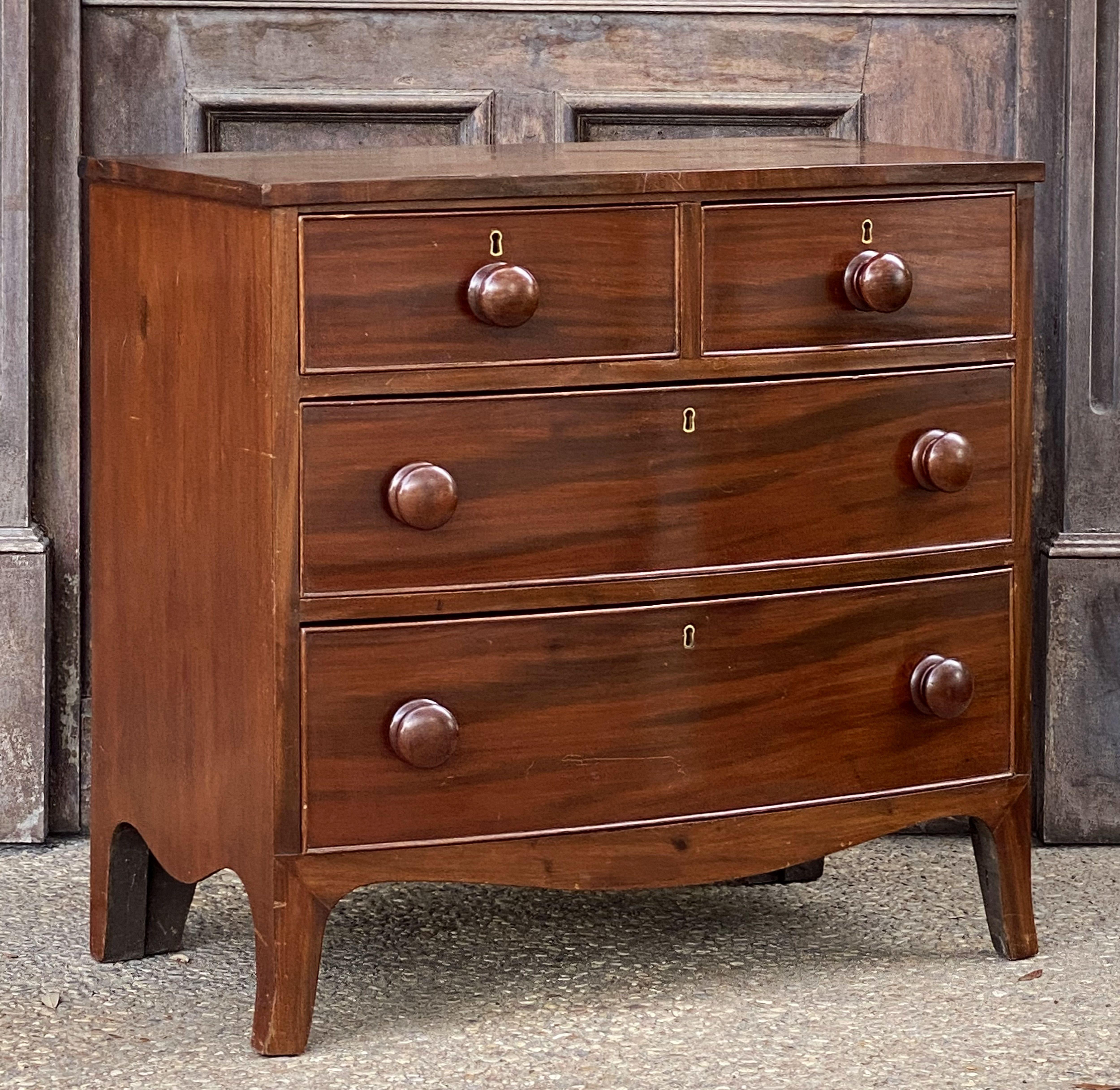 English Bow Front Small Chest of Mahogany from the 19th Century For Sale 4