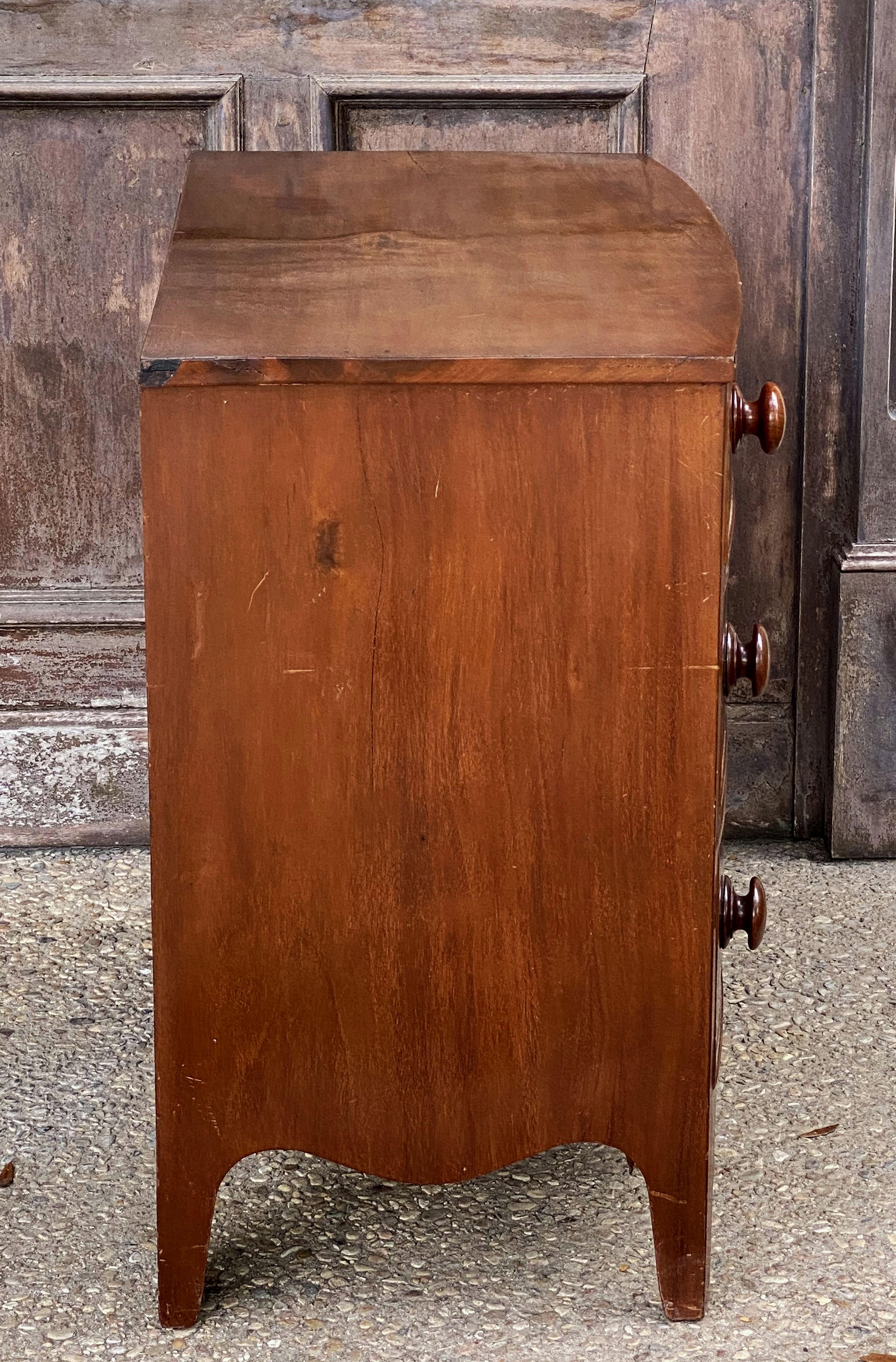 English Bow Front Small Chest of Mahogany from the 19th Century For Sale 8